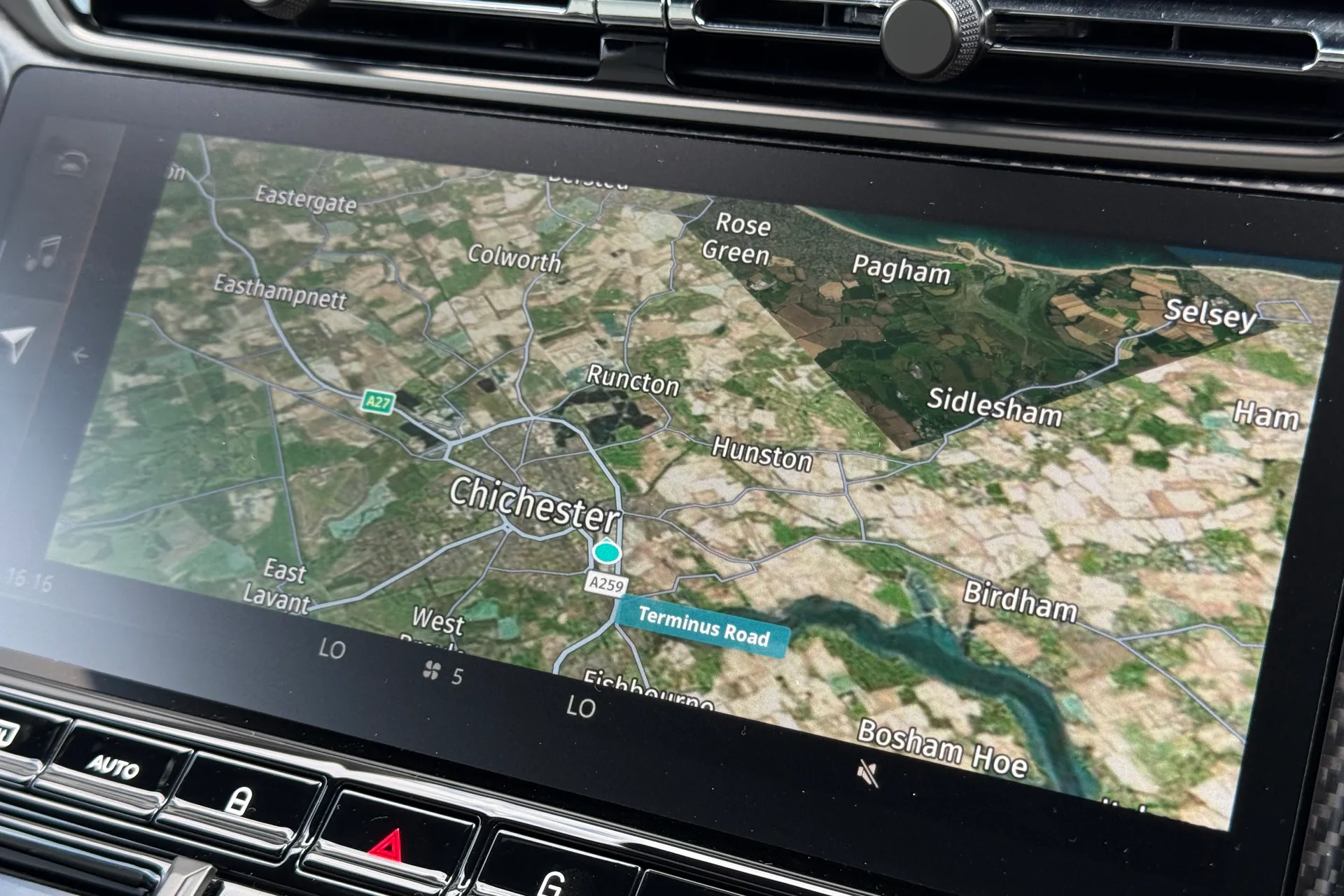 Aston Martin Vantage thumbnail image number 39