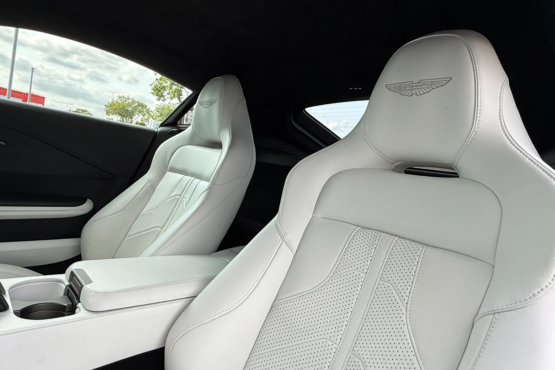 Aston Martin Vantage thumbnail image number 35