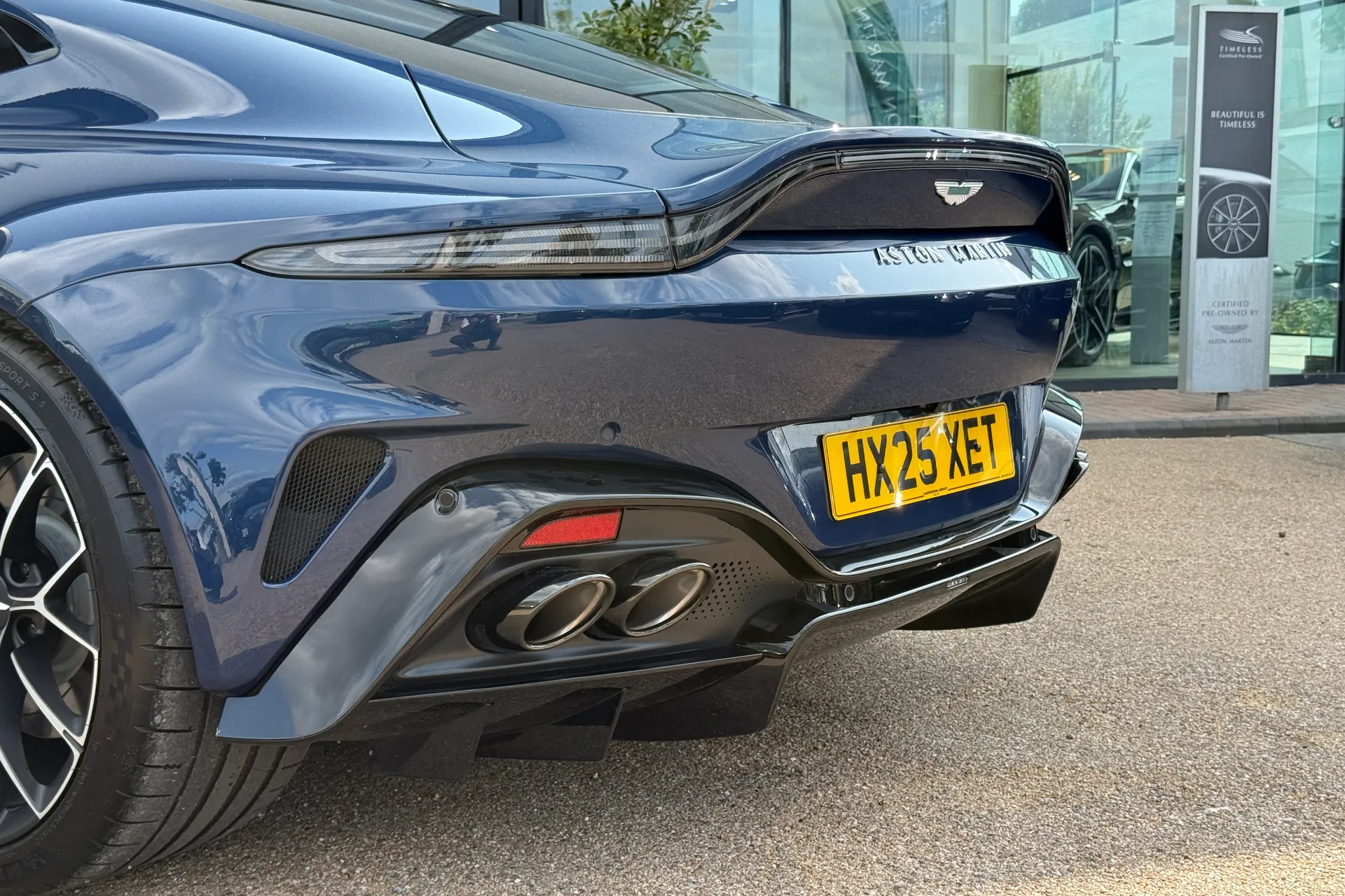 Aston Martin Vantage thumbnail image number 16