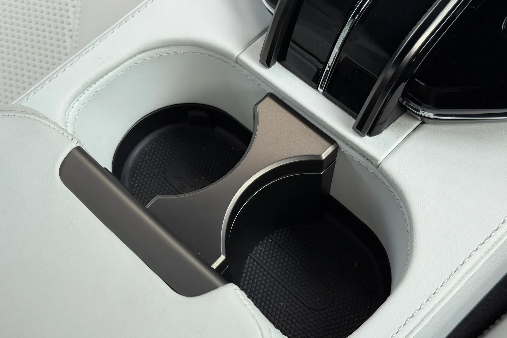 Aston Martin Vantage thumbnail image number 42