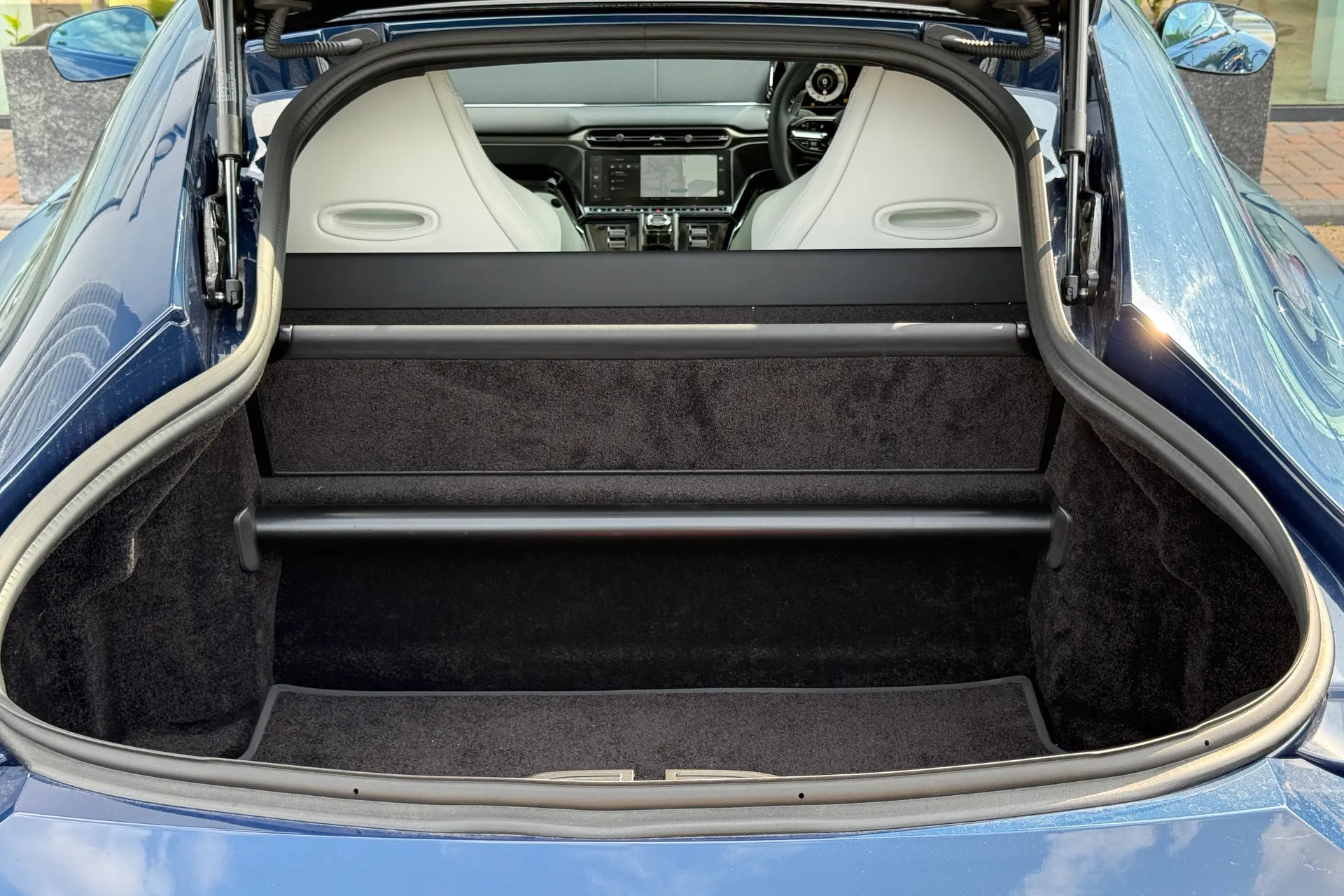 Aston Martin Vantage thumbnail image number 23