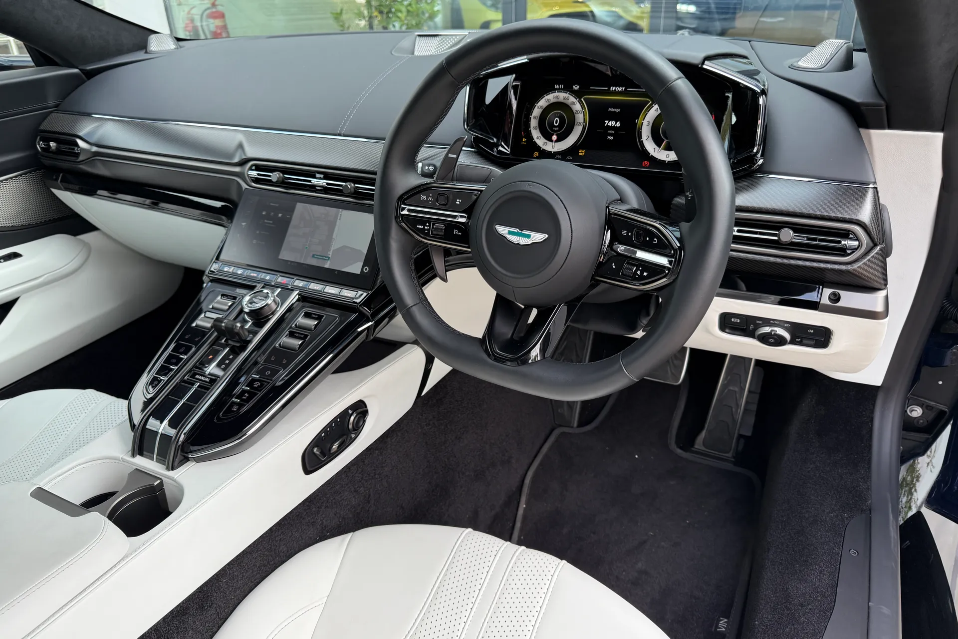 Aston Martin Vantage thumbnail image number 4