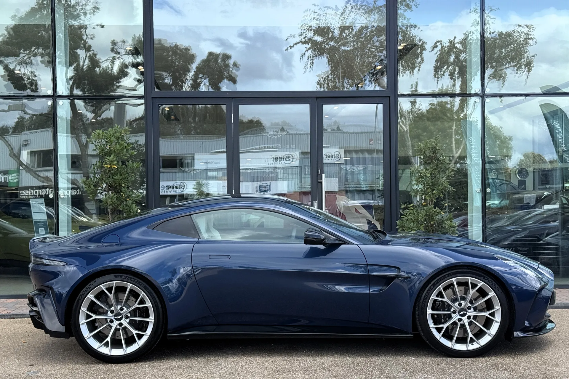 Aston Martin Vantage thumbnail image number 2