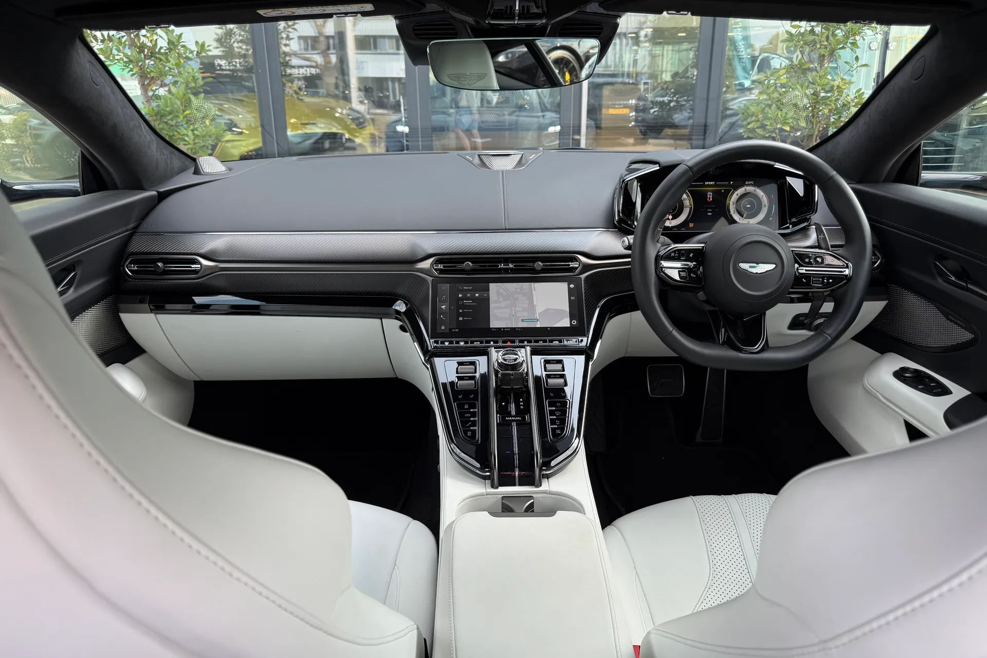 Aston Martin Vantage thumbnail image number 3