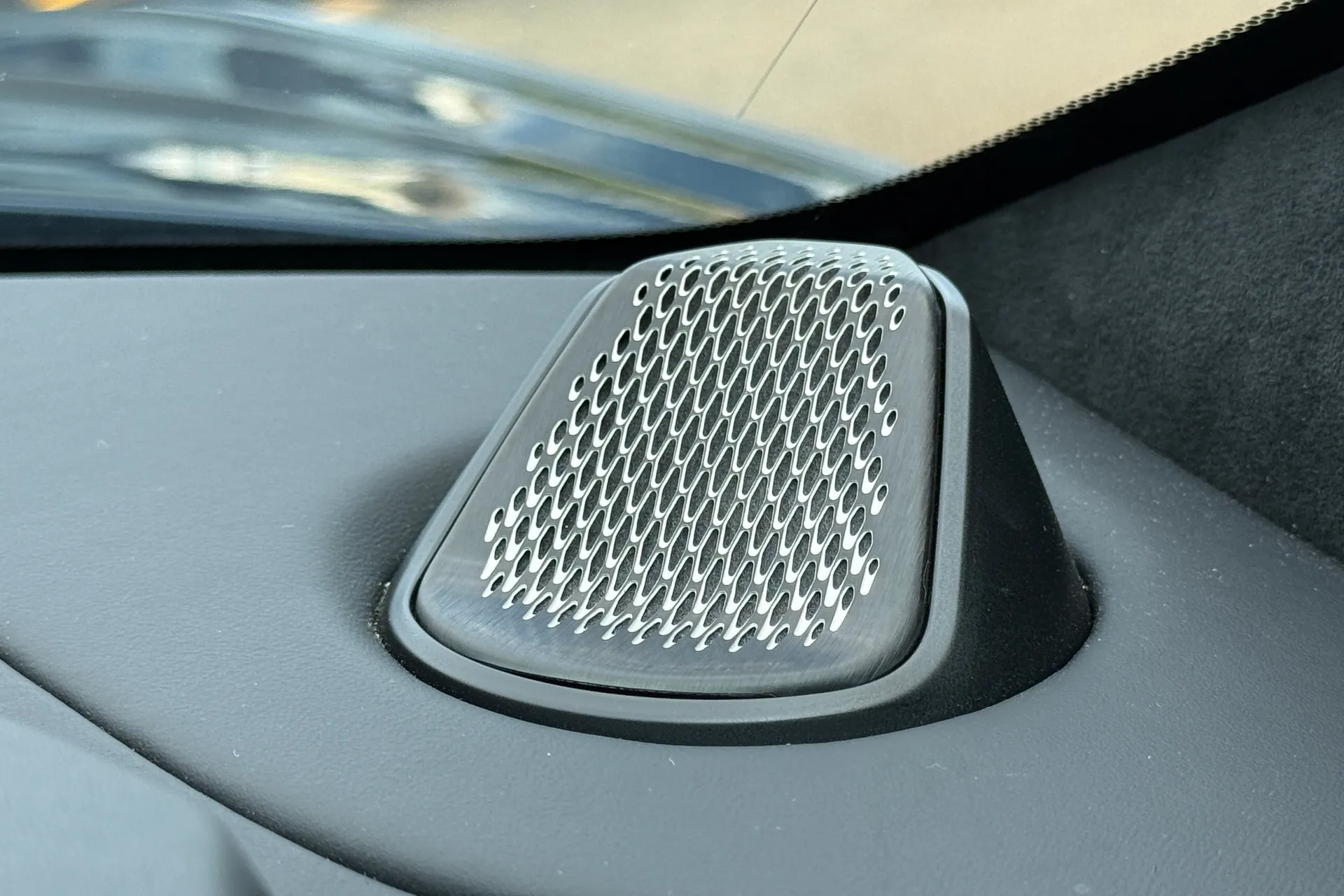 Aston Martin Vantage thumbnail image number 7