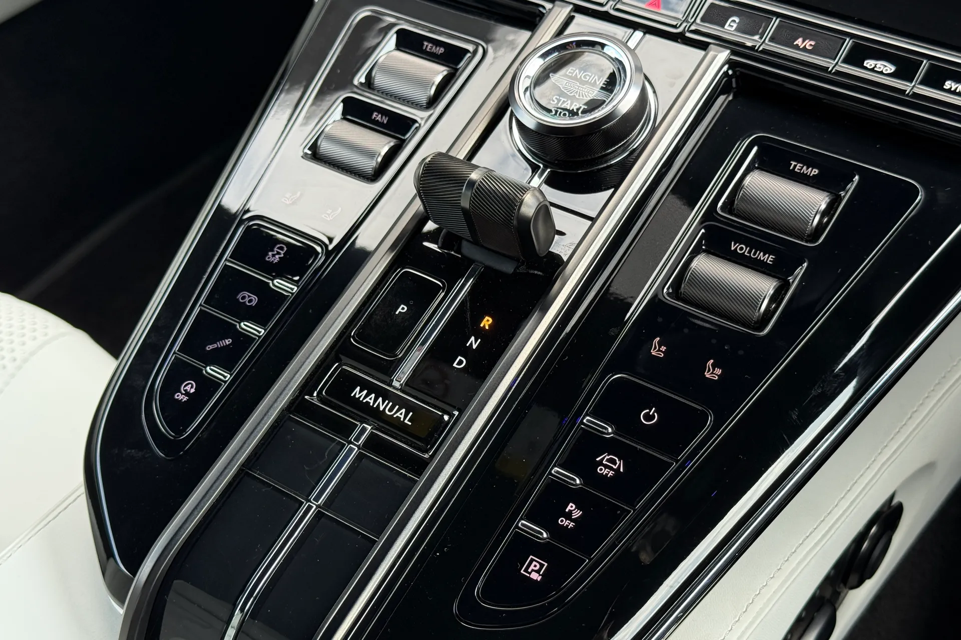 Aston Martin Vantage thumbnail image number 41