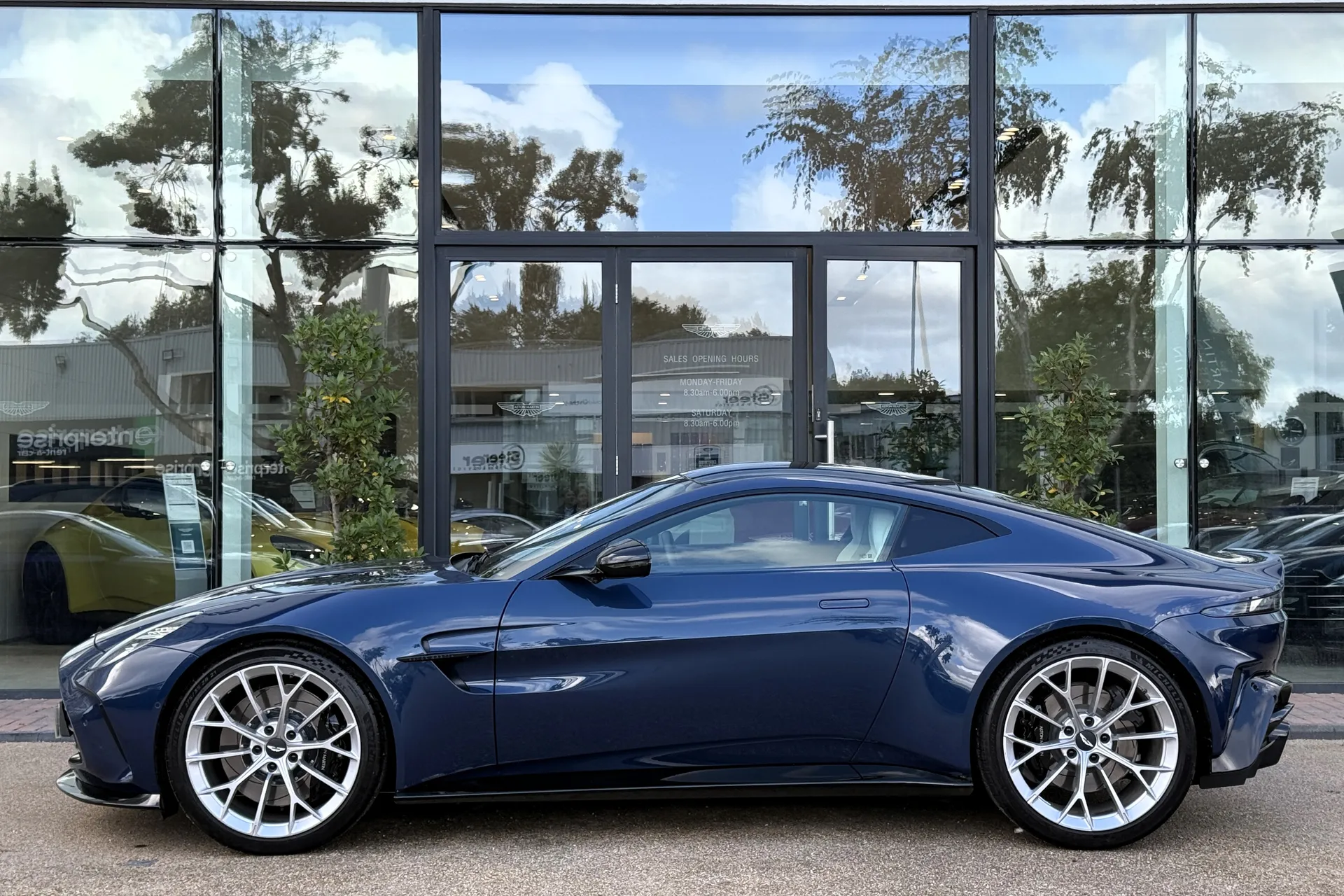 Aston Martin Vantage thumbnail image number 55