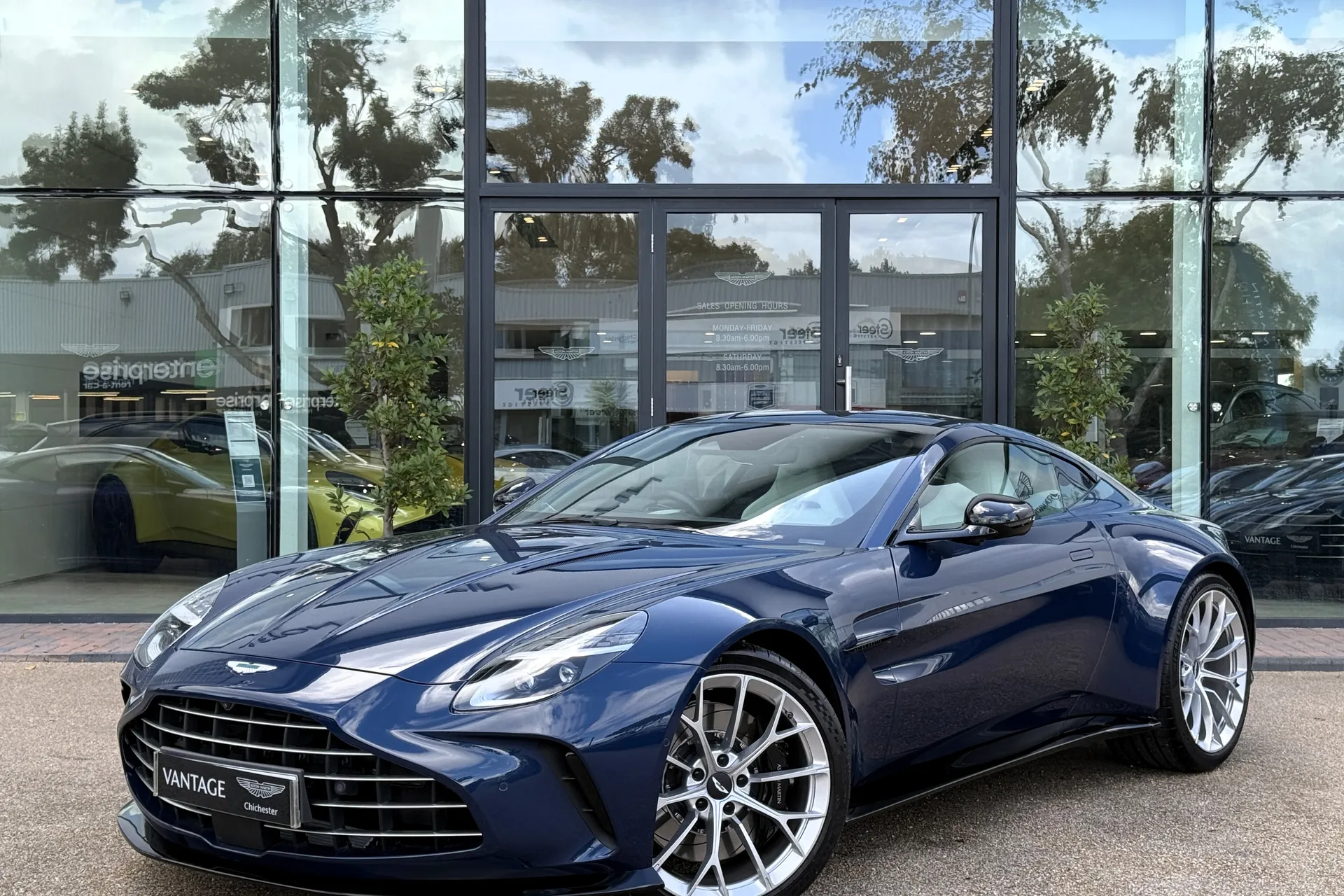 Aston Martin Vantage thumbnail image number 9