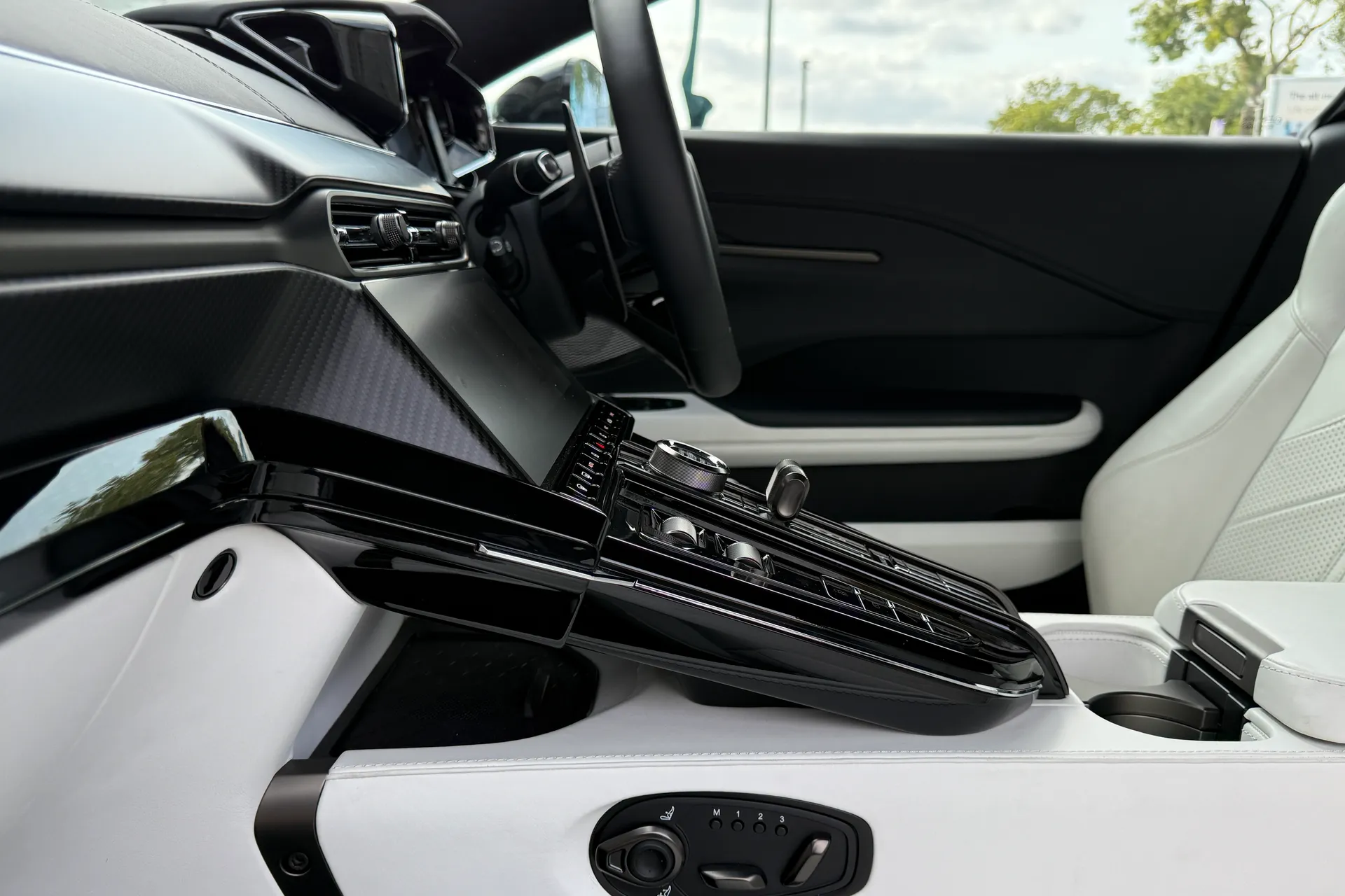 Aston Martin Vantage thumbnail image number 34