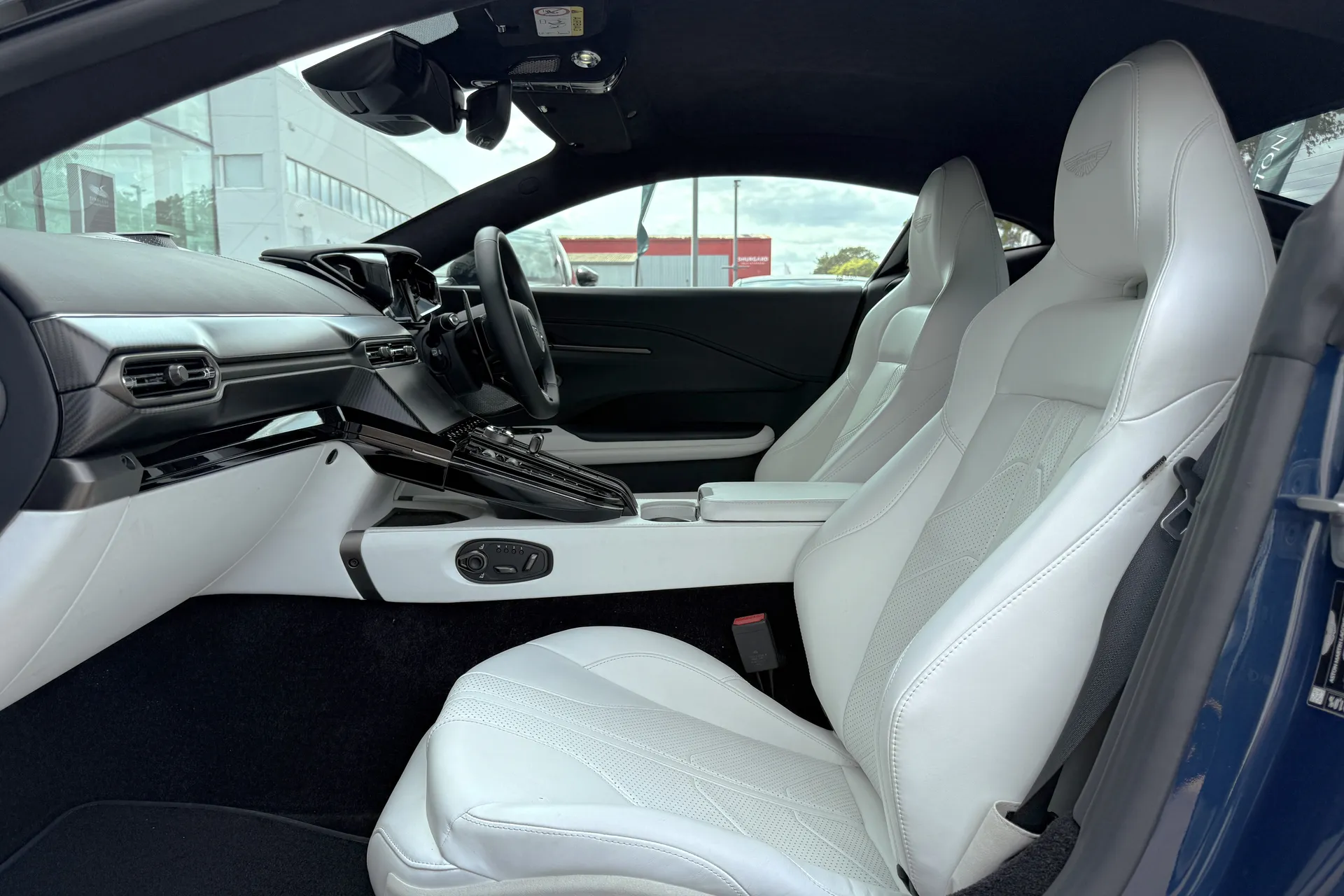 Aston Martin Vantage thumbnail image number 32