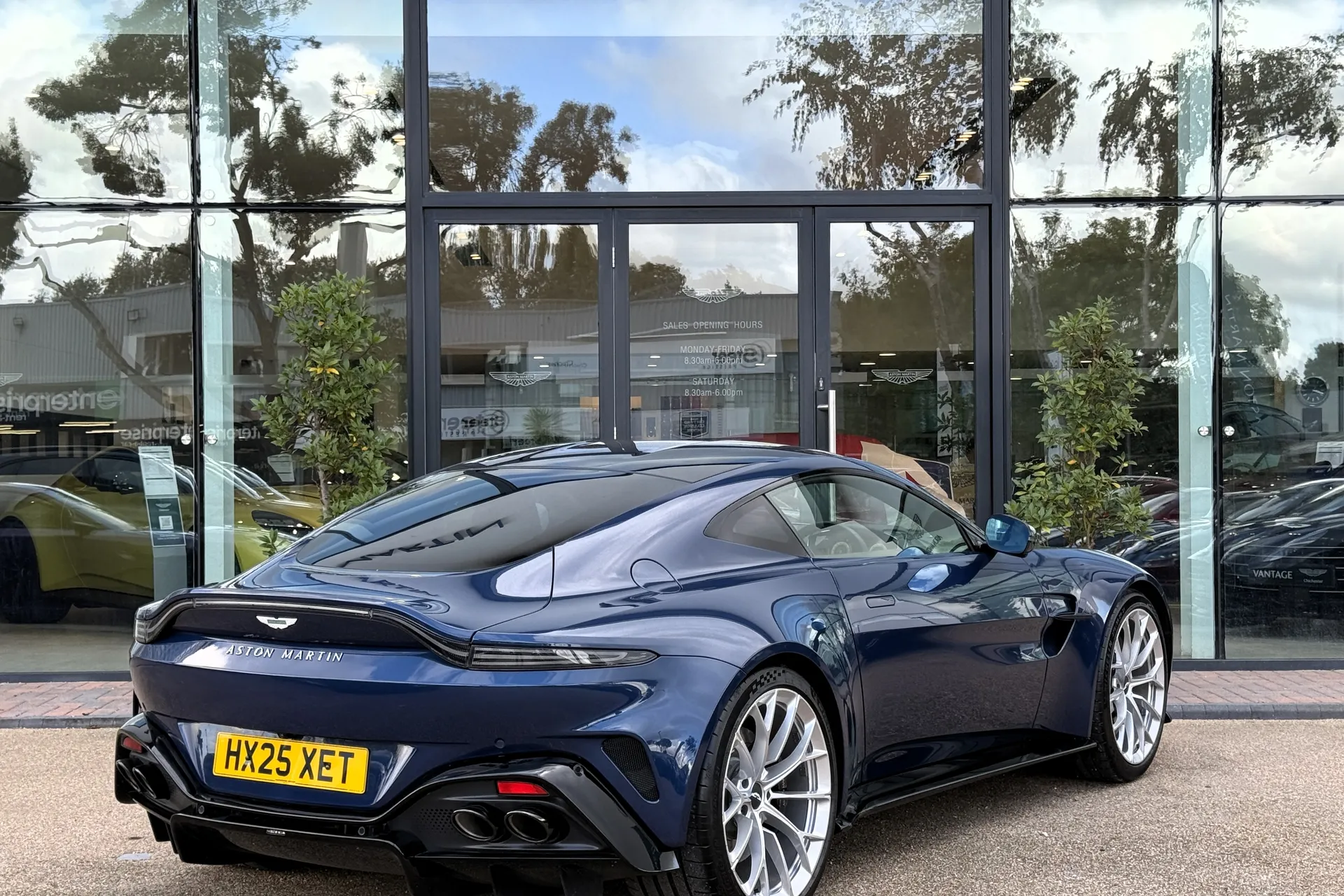 Aston Martin Vantage thumbnail image number 19