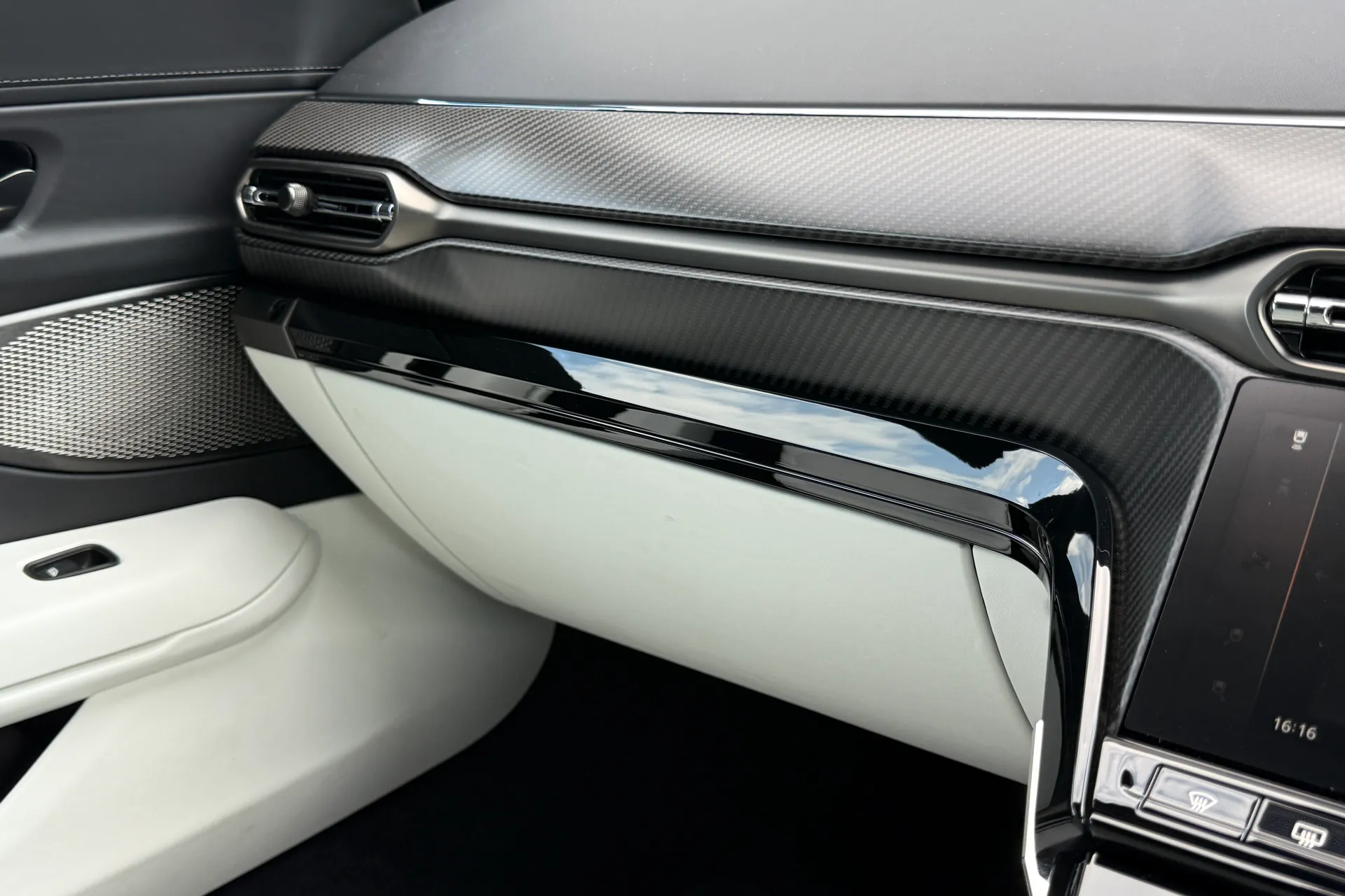 Aston Martin Vantage thumbnail image number 44