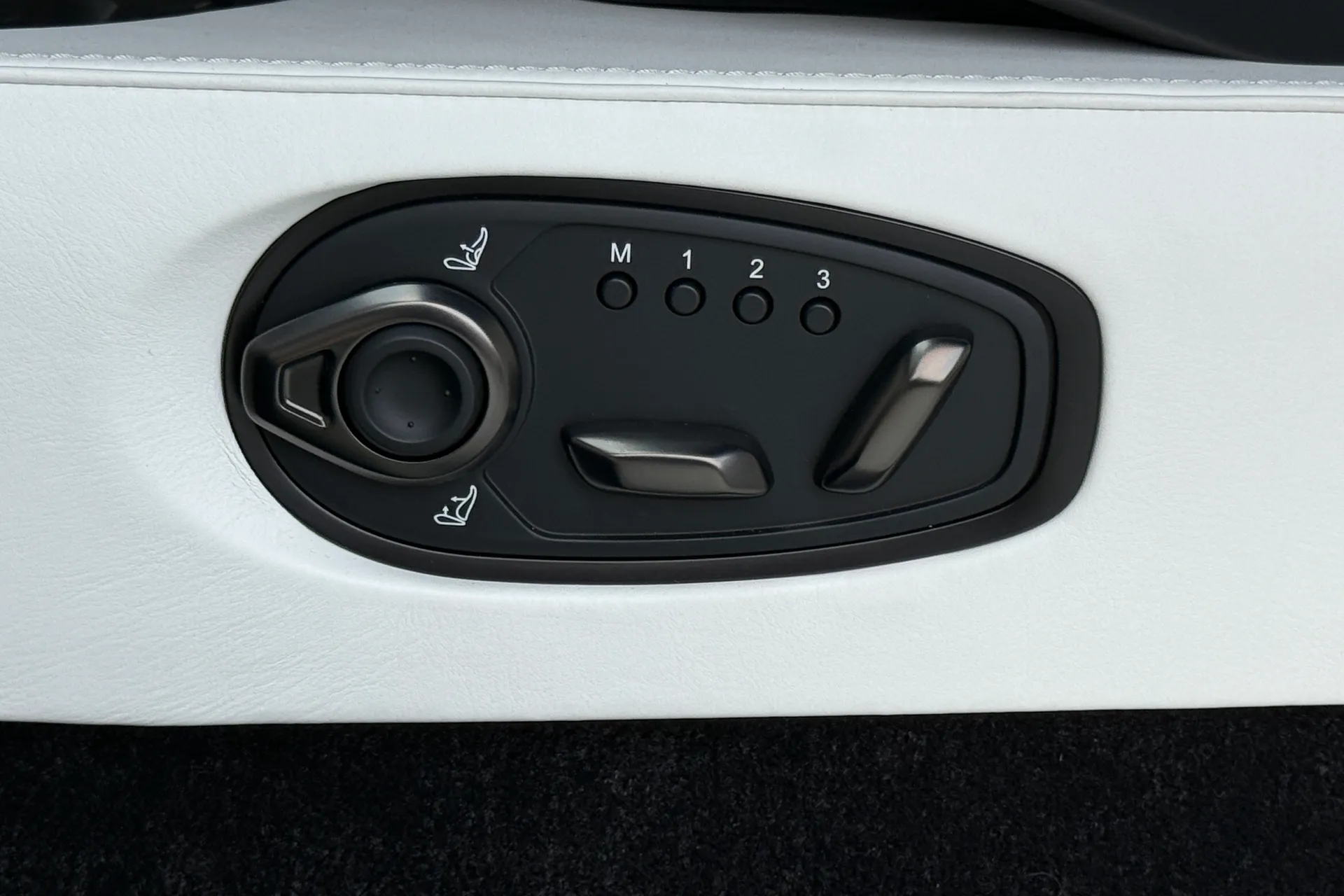 Aston Martin Vantage thumbnail image number 37