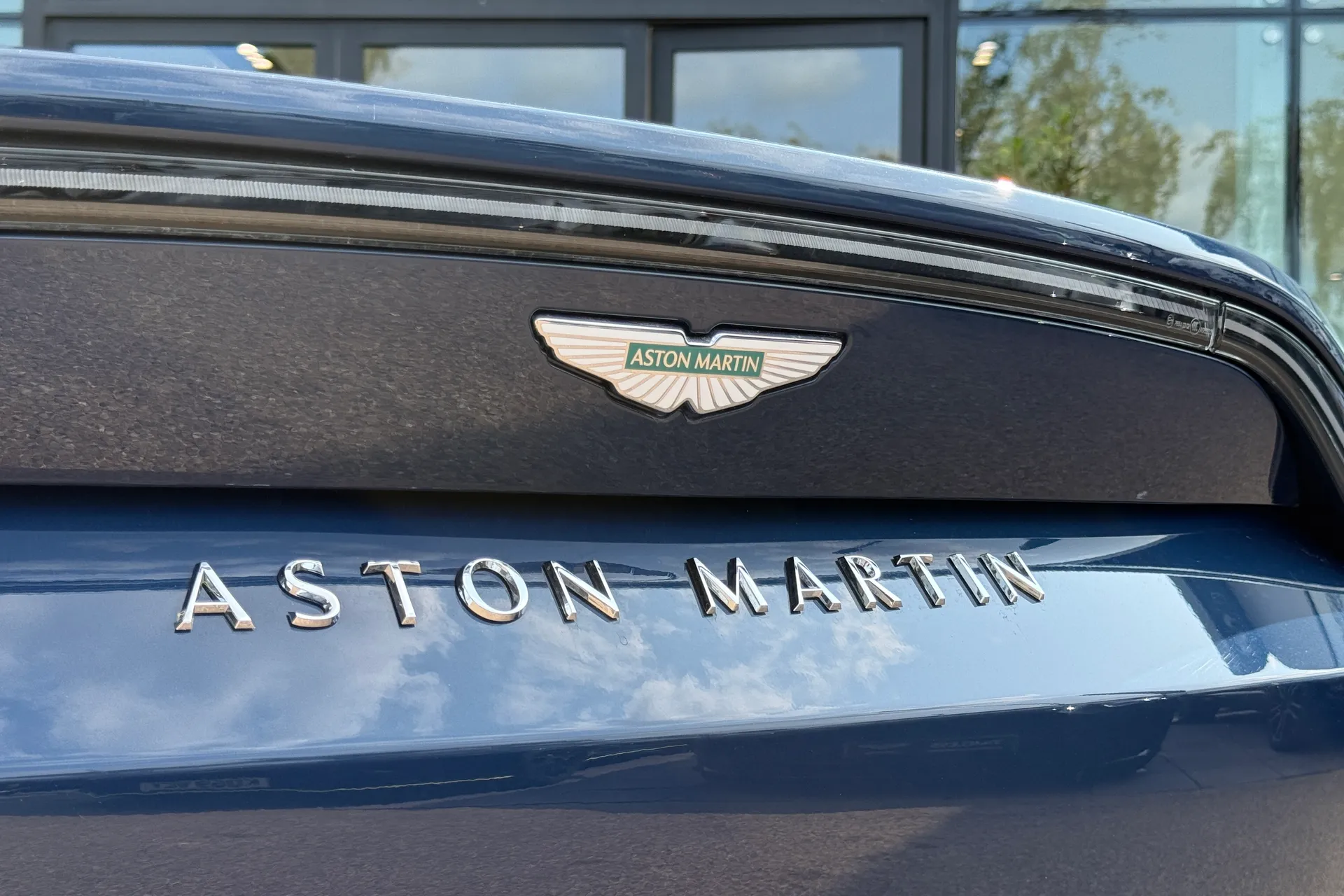 Aston Martin Vantage thumbnail image number 17