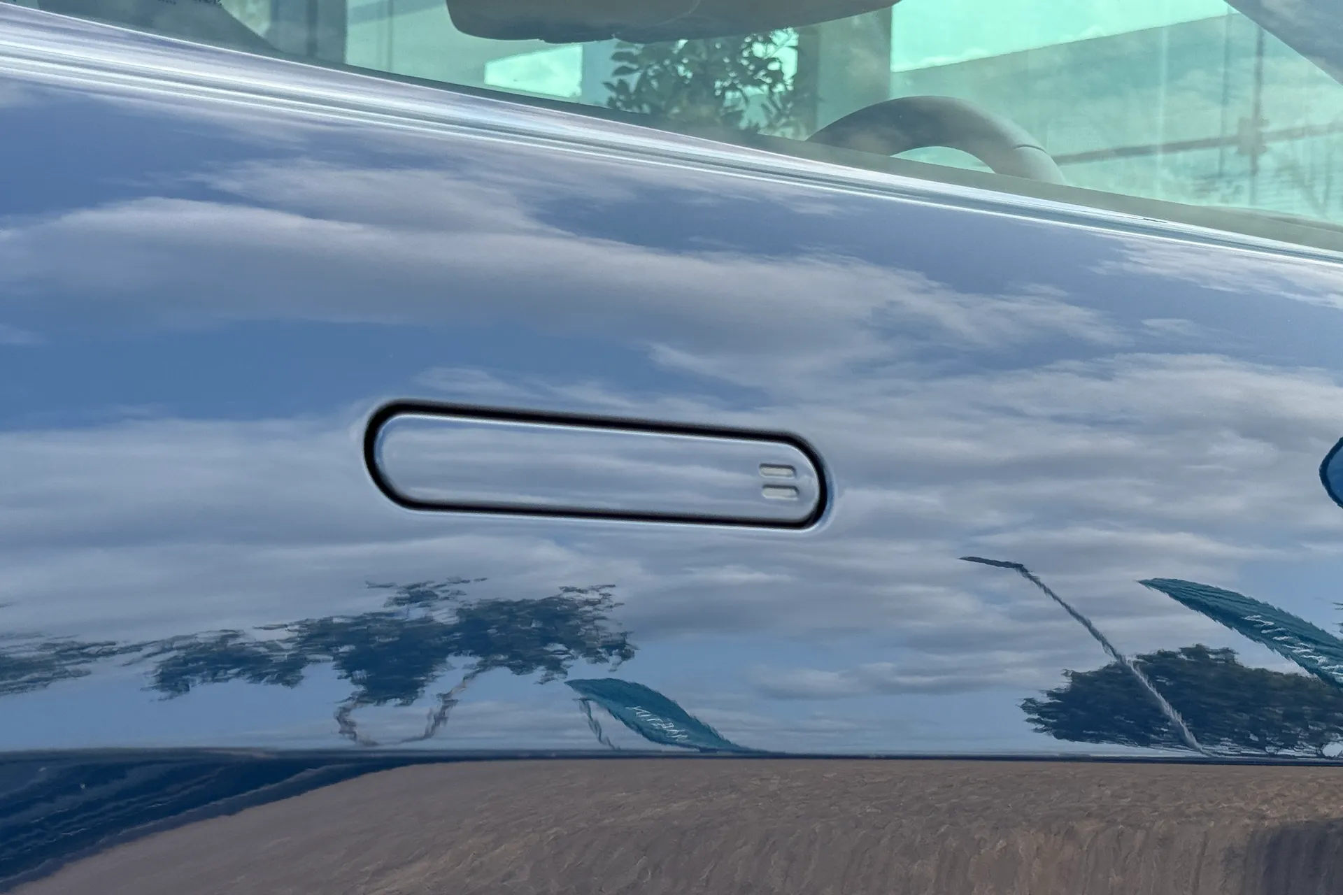 Aston Martin Vantage thumbnail image number 13