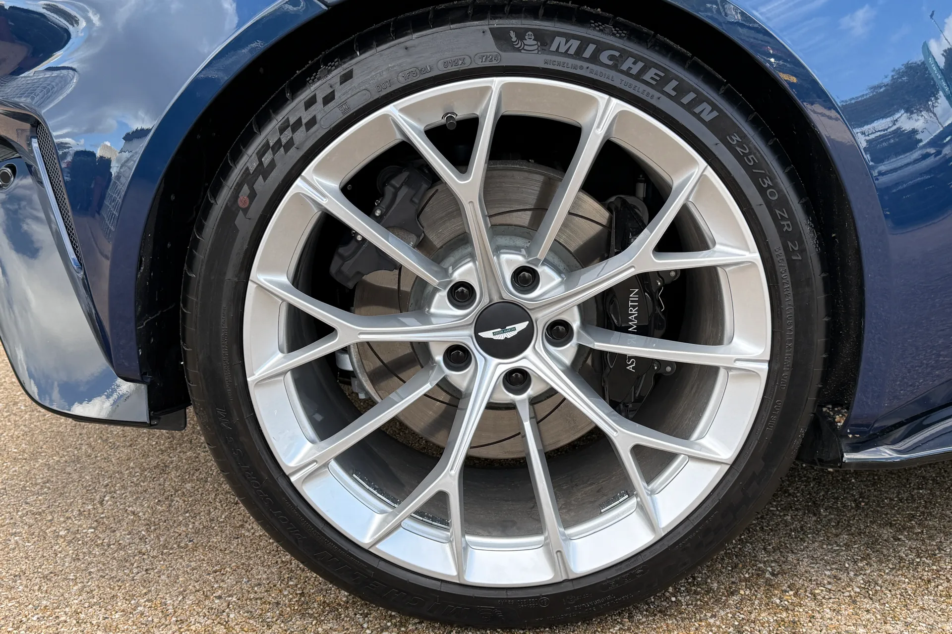 Aston Martin Vantage thumbnail image number 8