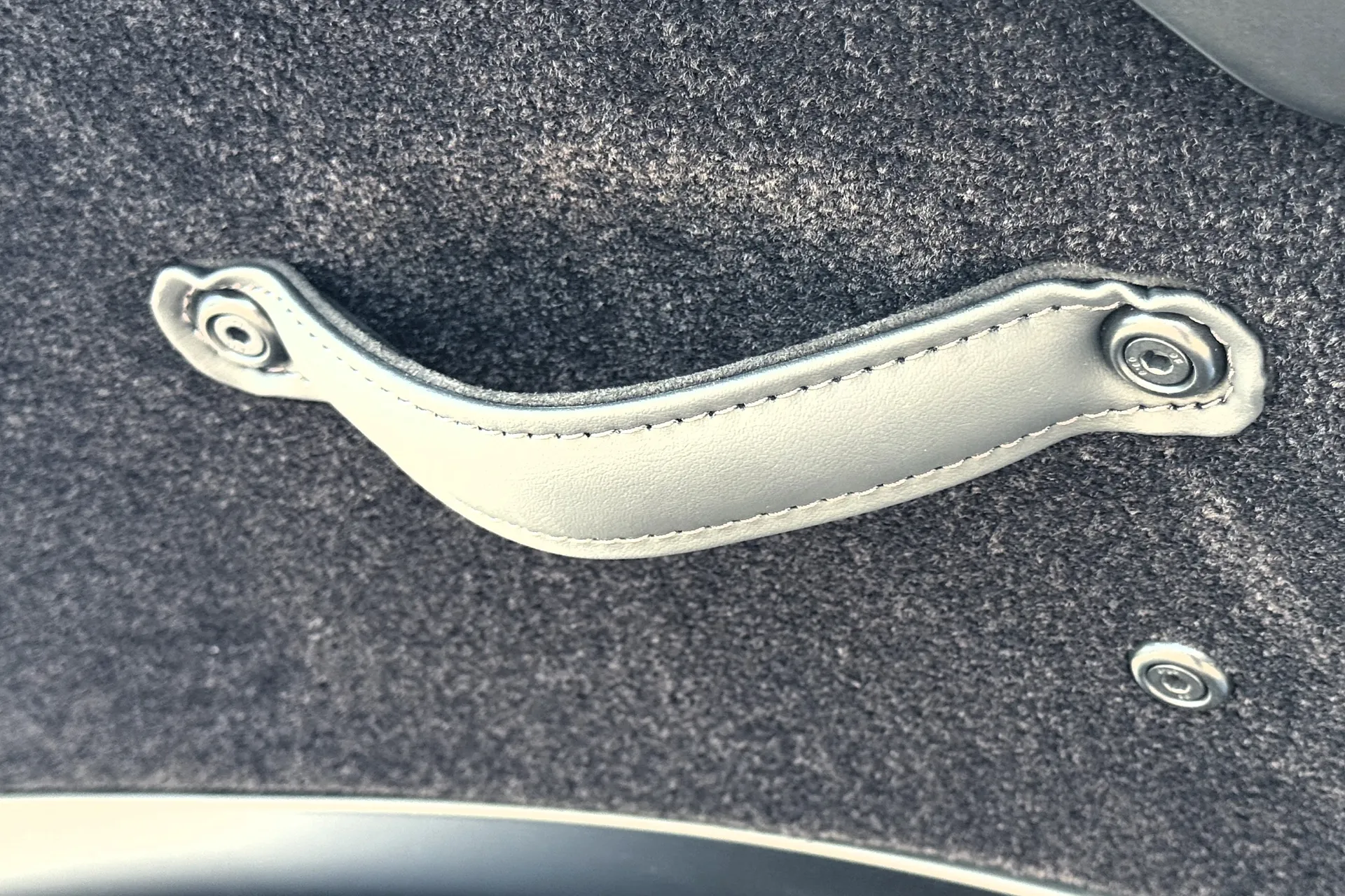 Aston Martin Vantage thumbnail image number 24