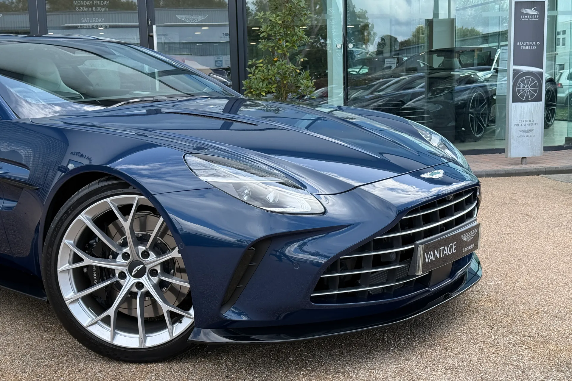 Aston Martin Vantage thumbnail image number 53