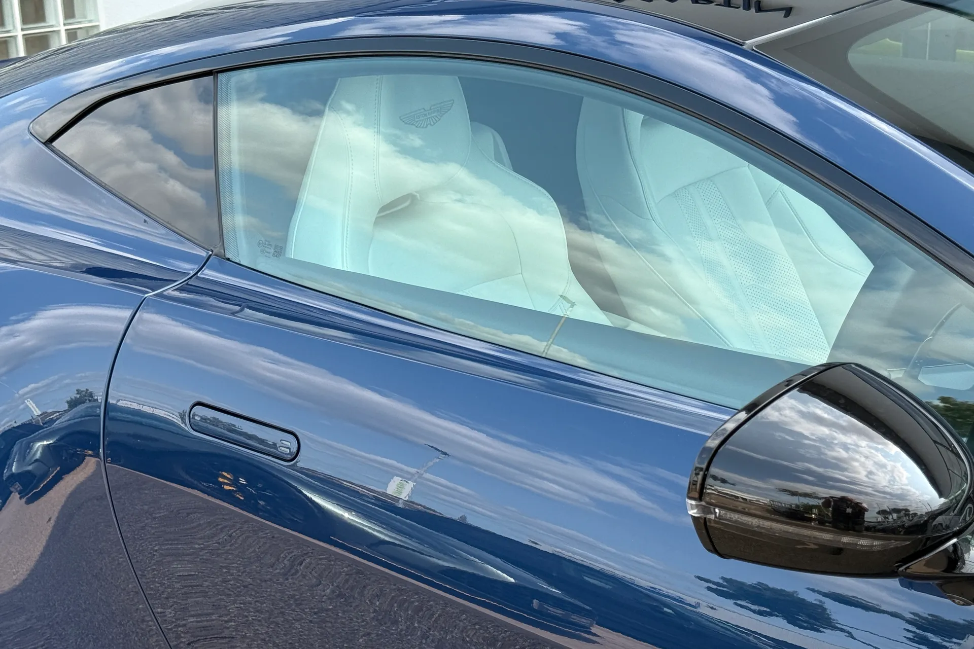 Aston Martin Vantage thumbnail image number 14