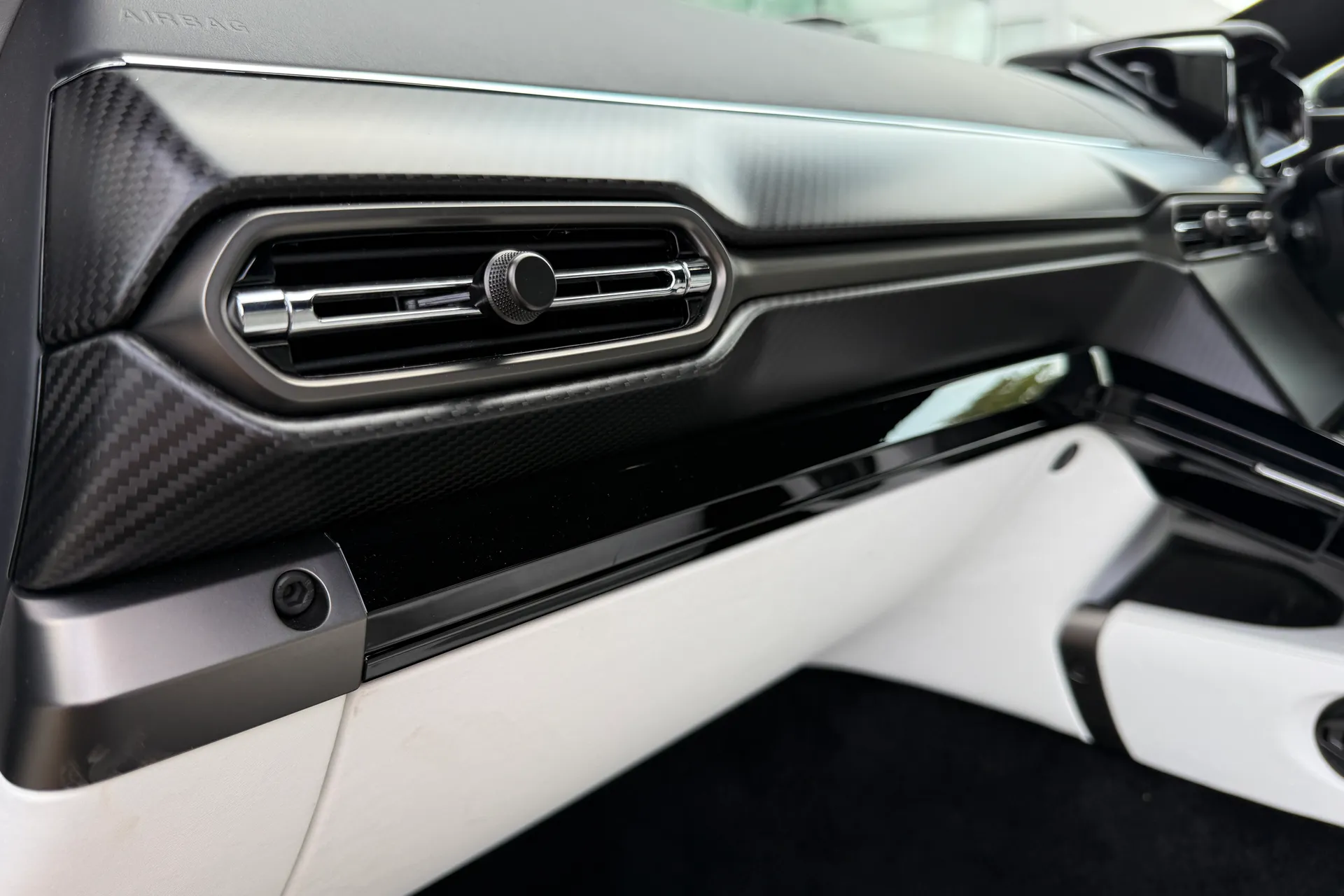 Aston Martin Vantage thumbnail image number 38