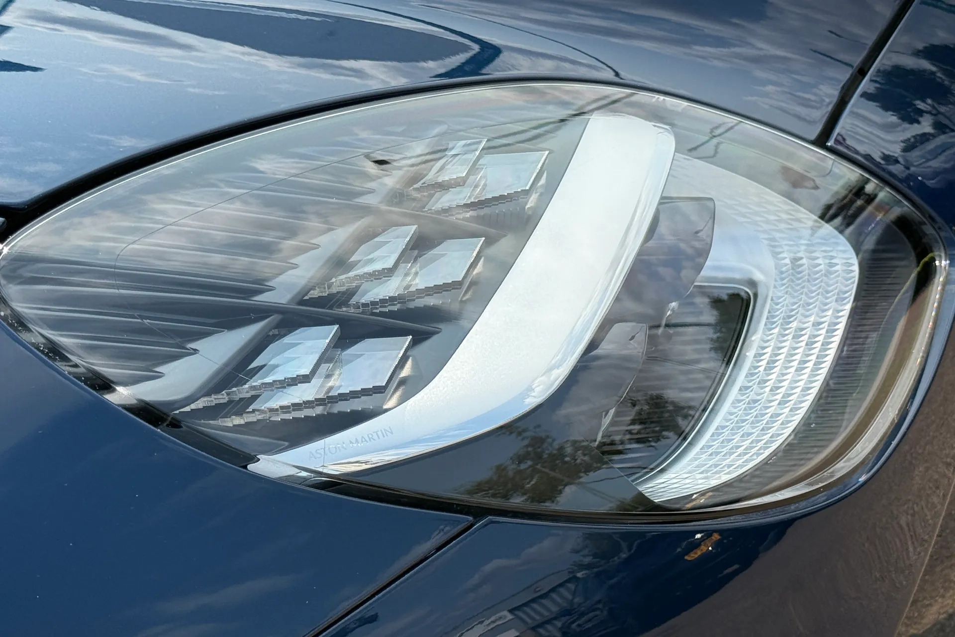 Aston Martin Vantage thumbnail image number 10