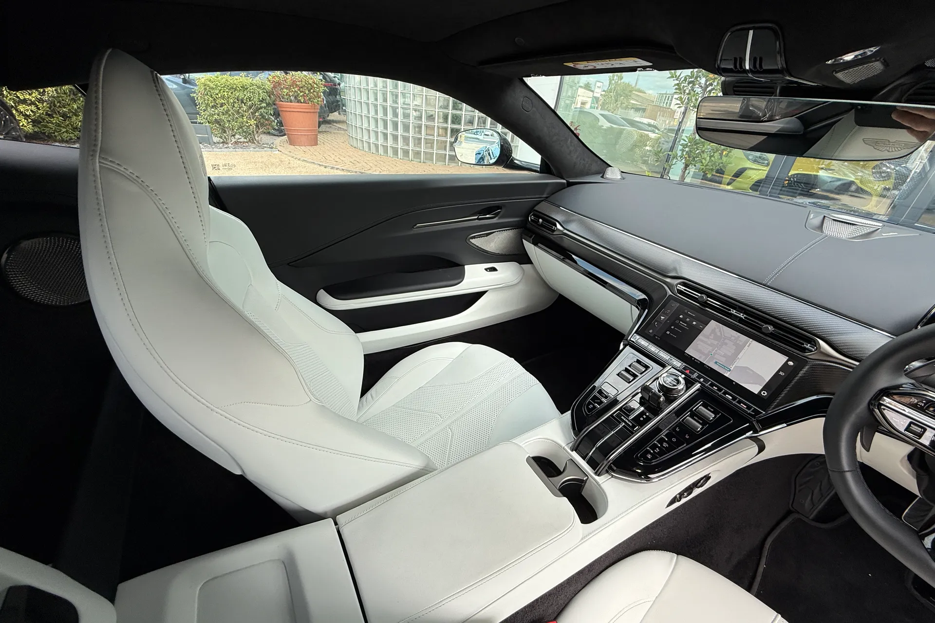 Aston Martin Vantage thumbnail image number 27