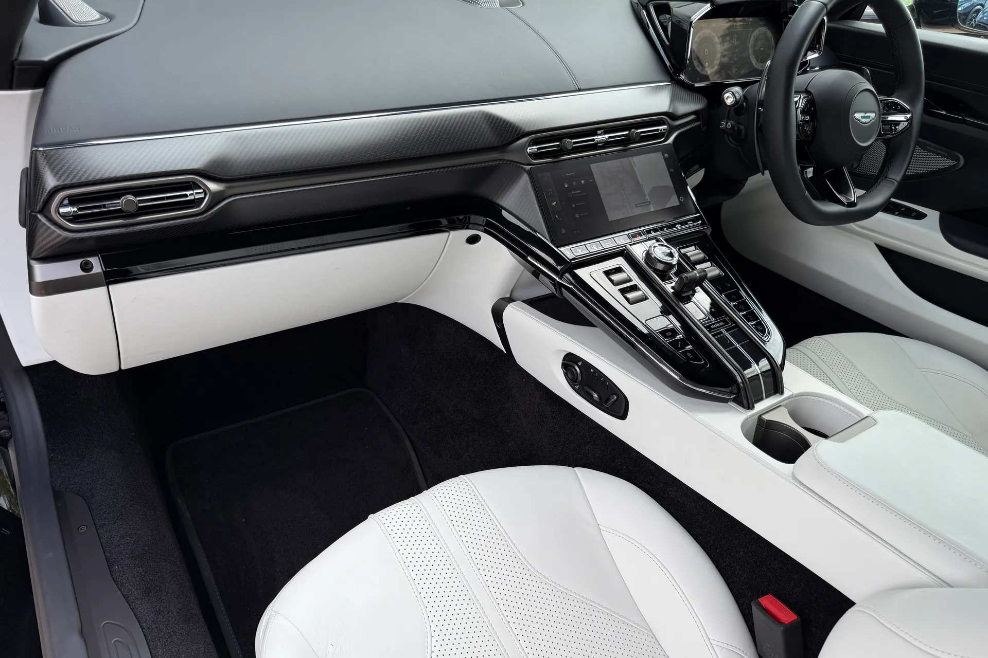 Aston Martin Vantage thumbnail image number 31