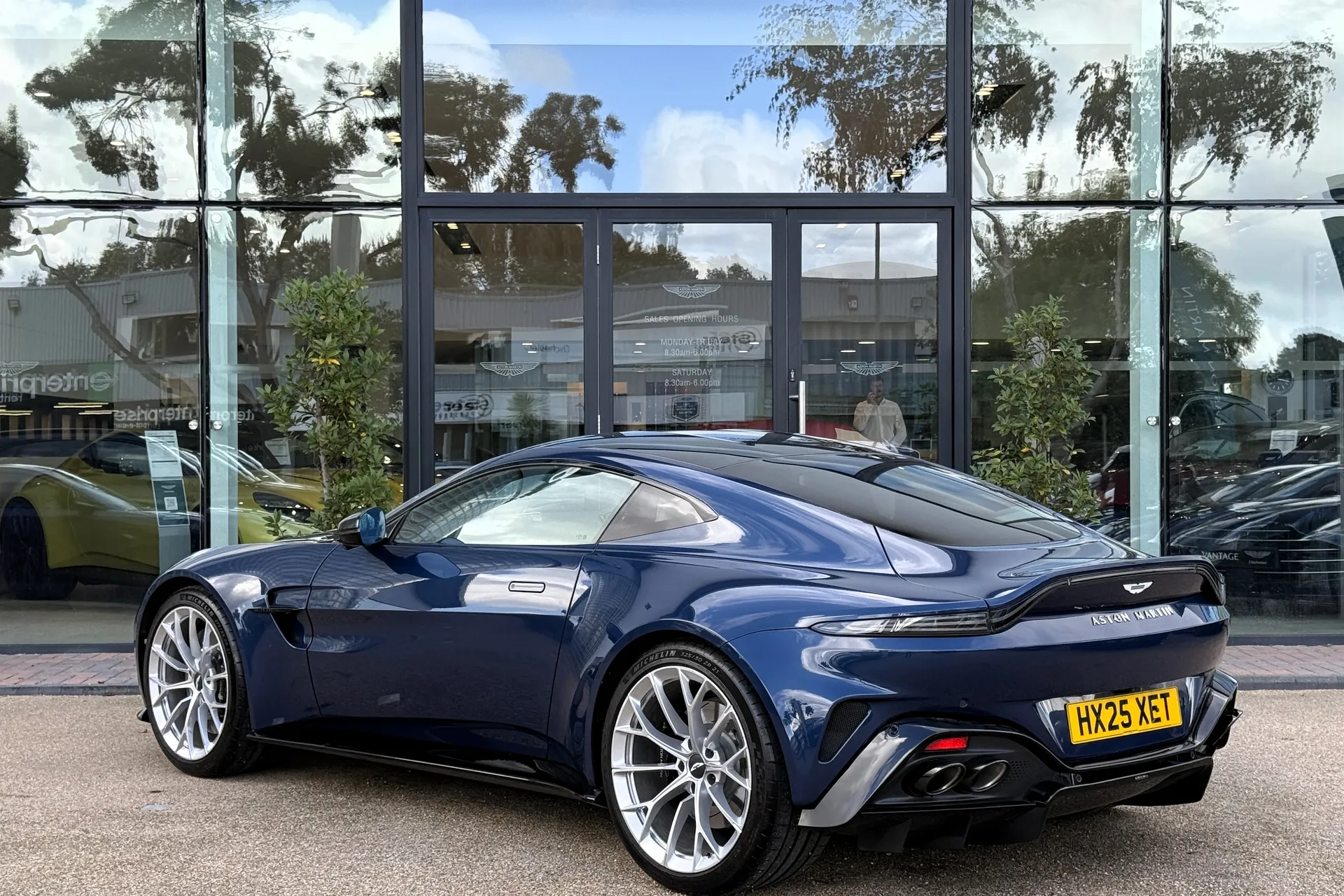 Aston Martin Vantage thumbnail image number 21