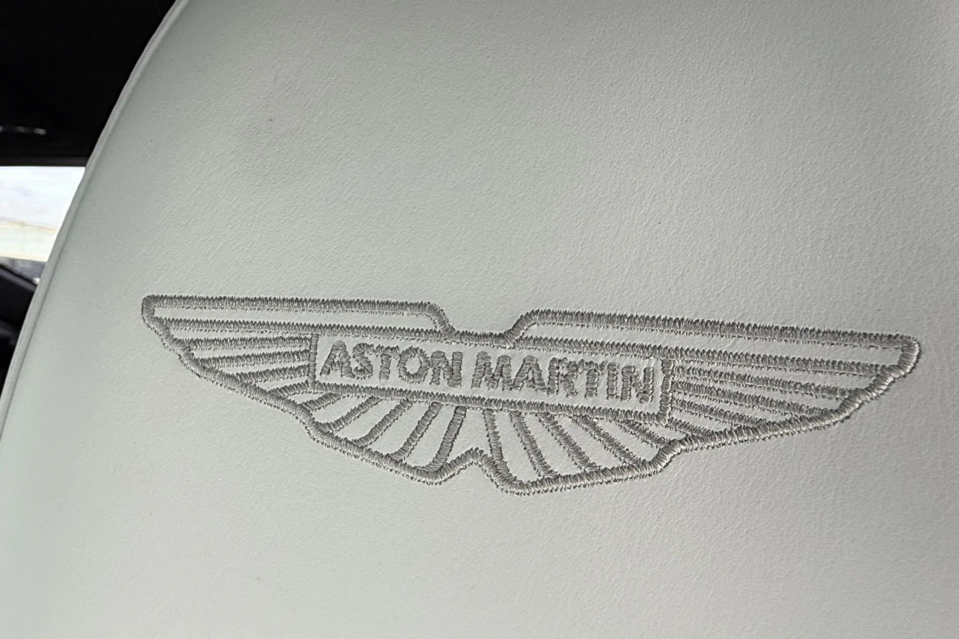 Aston Martin Vantage thumbnail image number 36