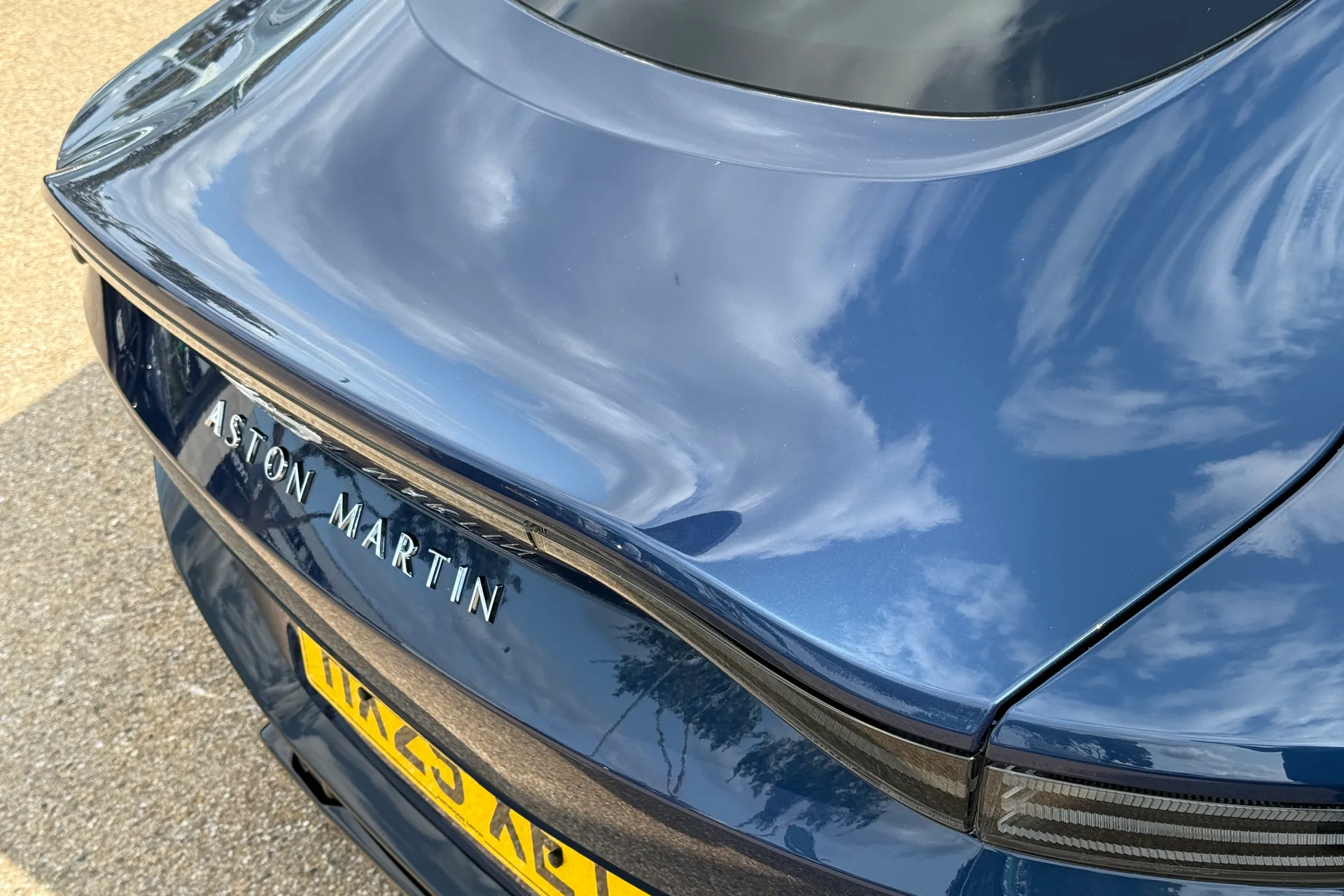 Aston Martin Vantage thumbnail image number 18