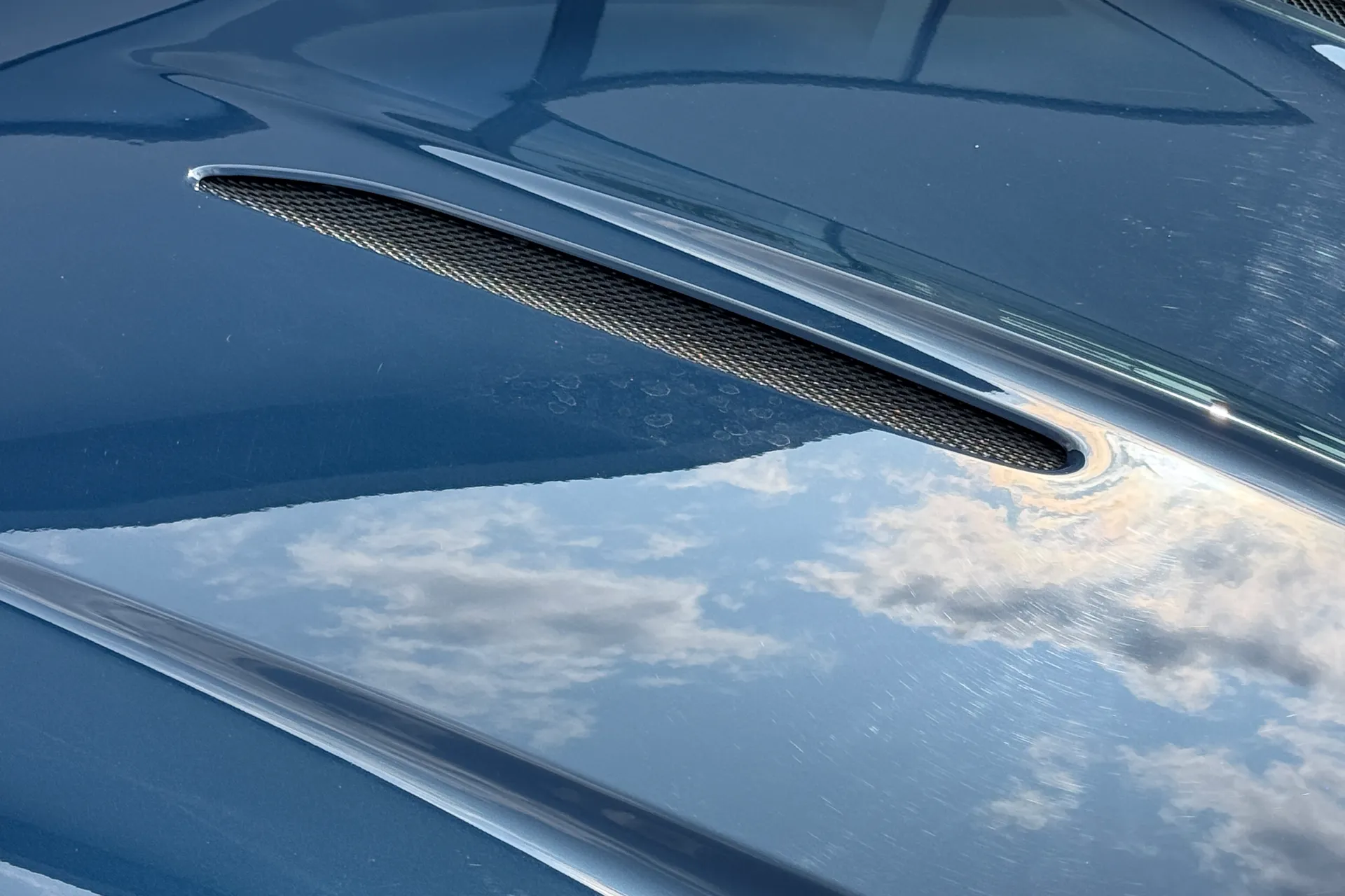 Aston Martin Vantage thumbnail image number 12