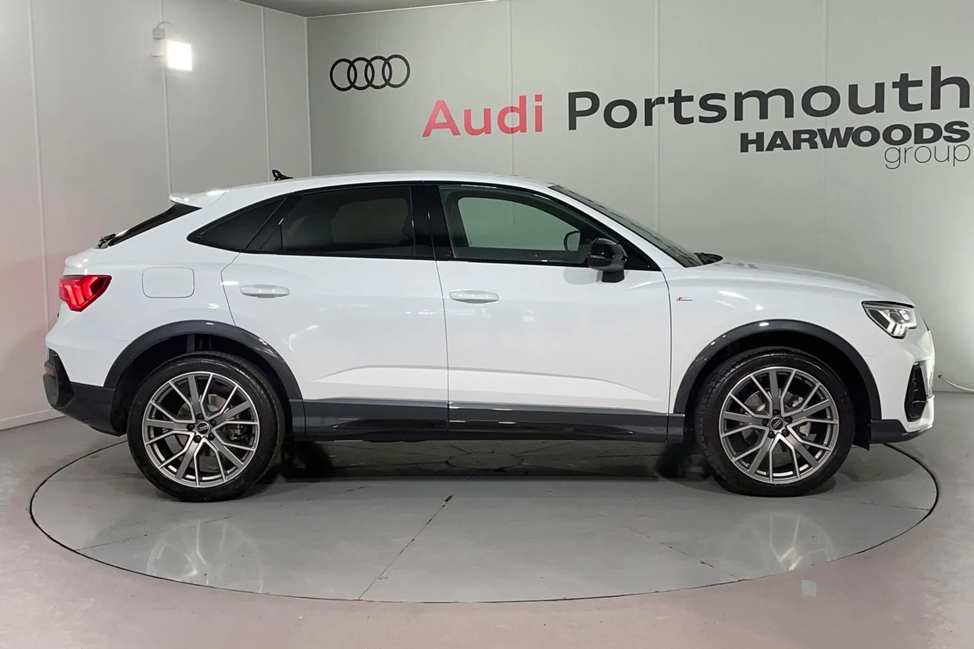 Audi Q3 thumbnail image number 2