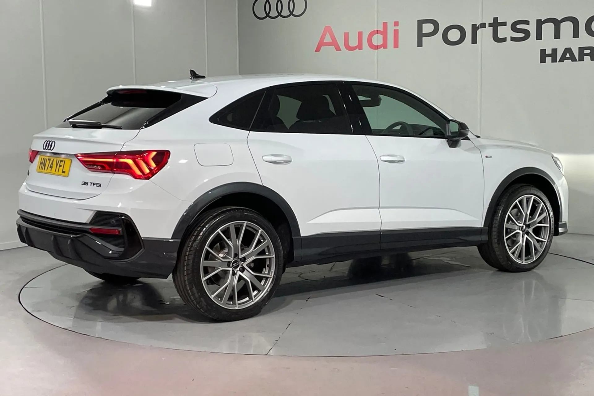 Audi Q3 thumbnail image number 12