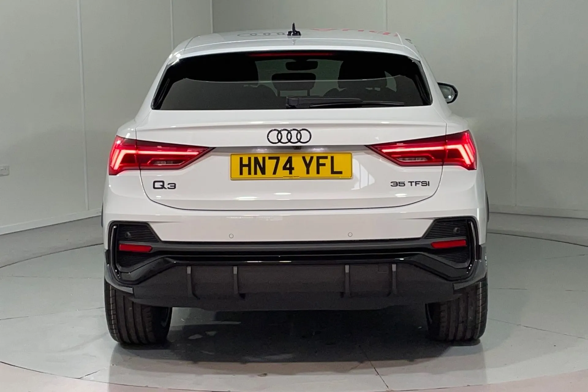 Audi Q3 thumbnail image number 9