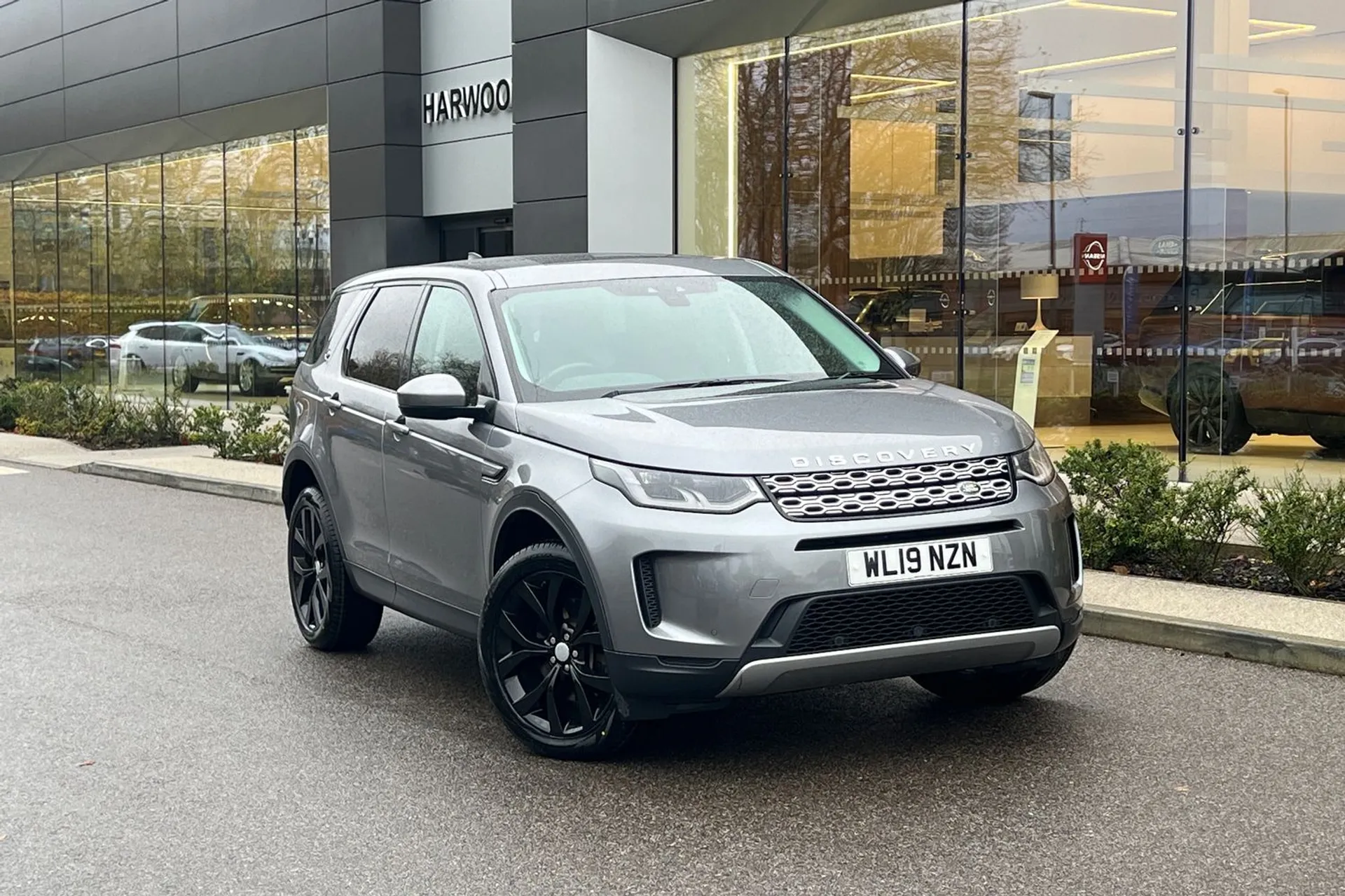 LAND ROVER DISCOVERY SPORT focused image