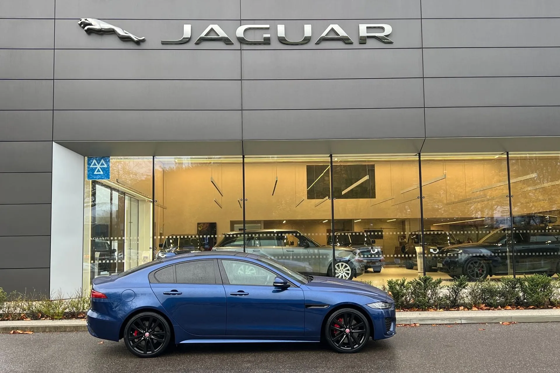 Jaguar XE thumbnail image number 2