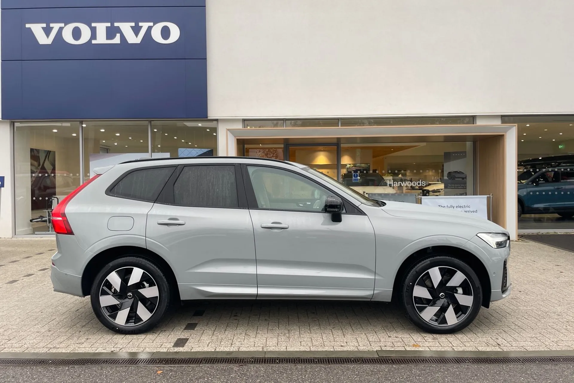 Volvo XC60 thumbnail image number 2