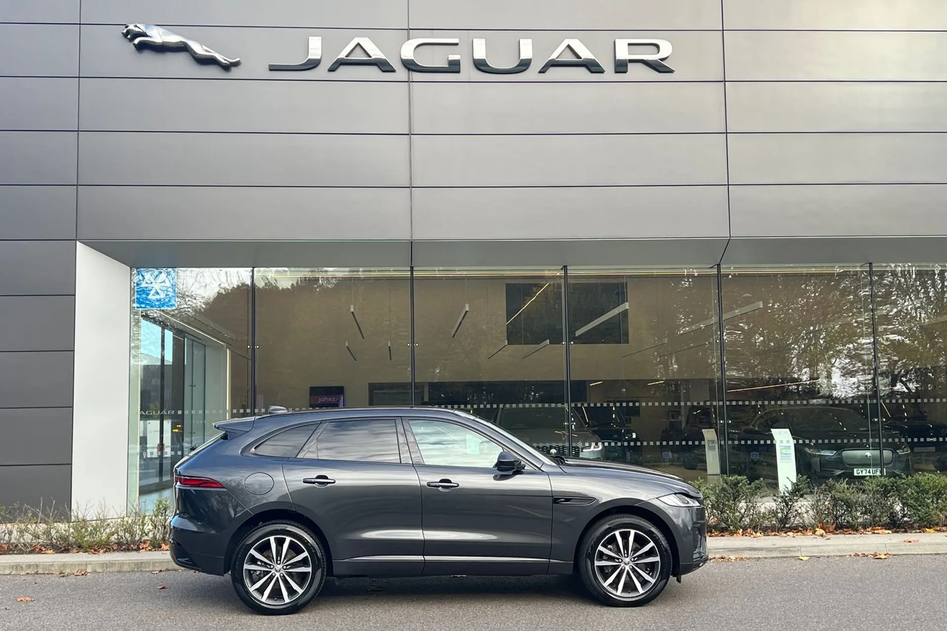 Jaguar F-PACE thumbnail image number 2