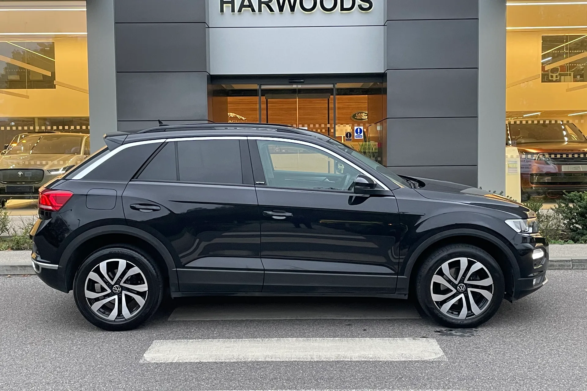 VOLKSWAGEN T-ROC thumbnail image number 2