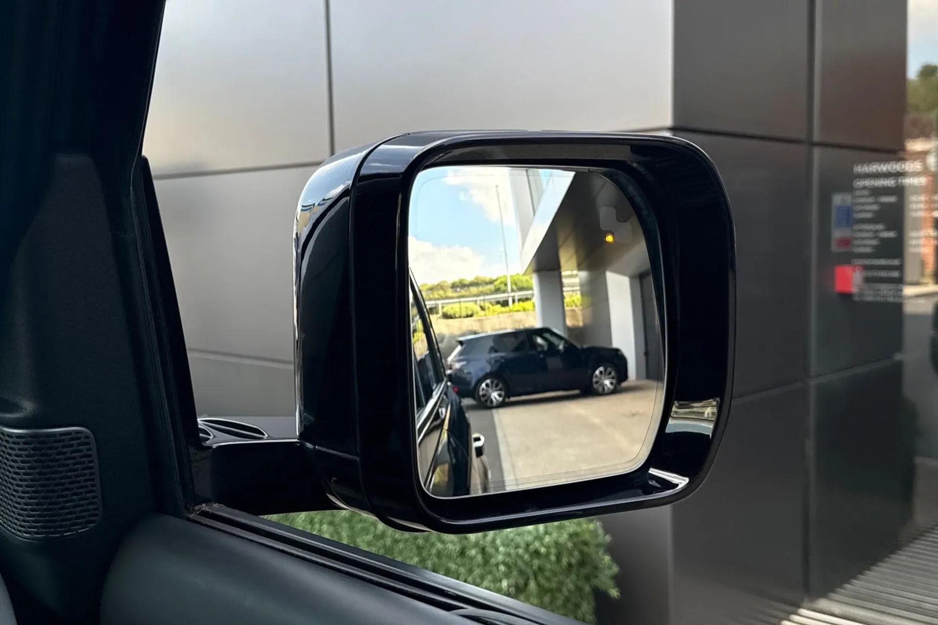 LAND ROVER DEFENDER thumbnail image number 9