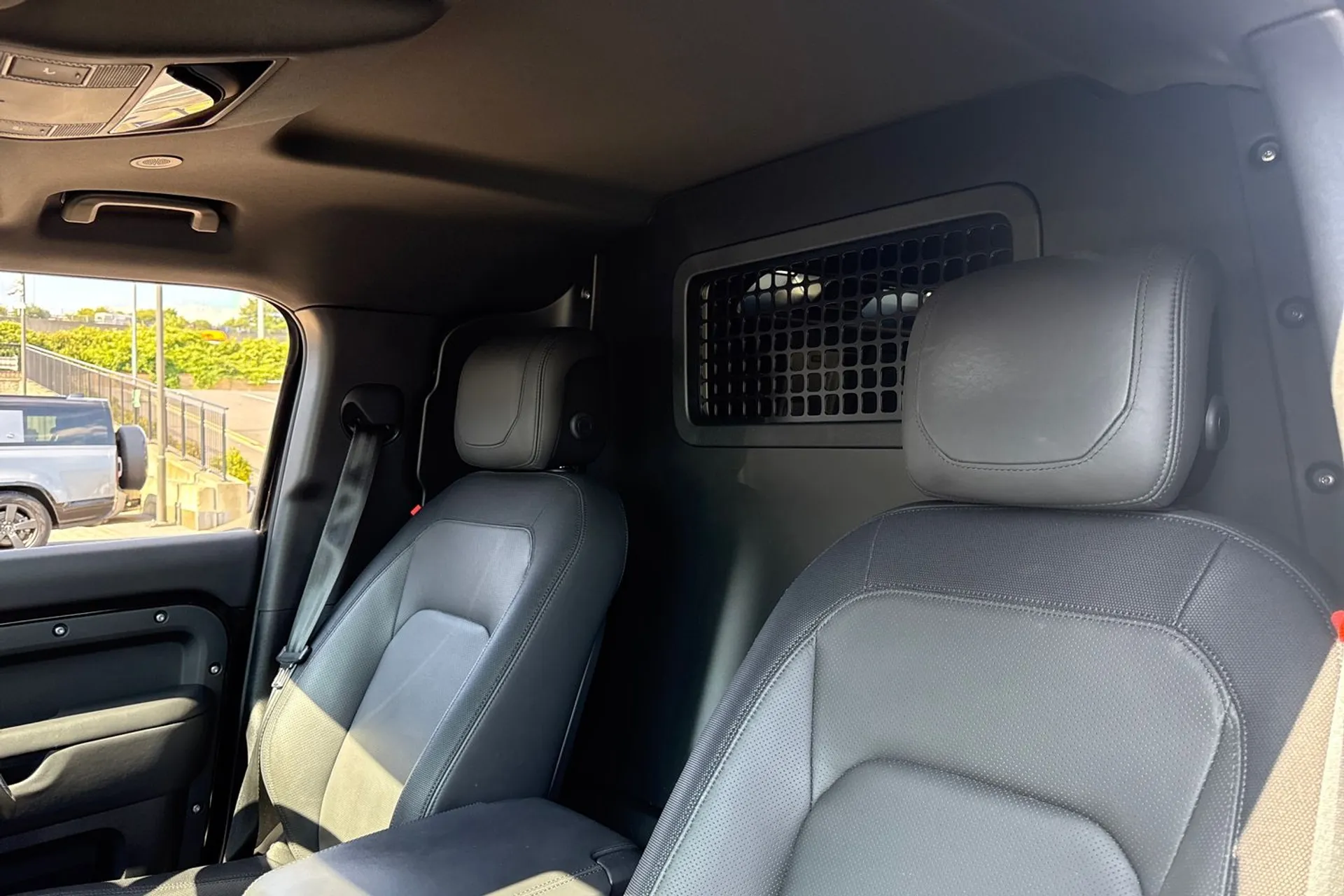 LAND ROVER DEFENDER thumbnail image number 51