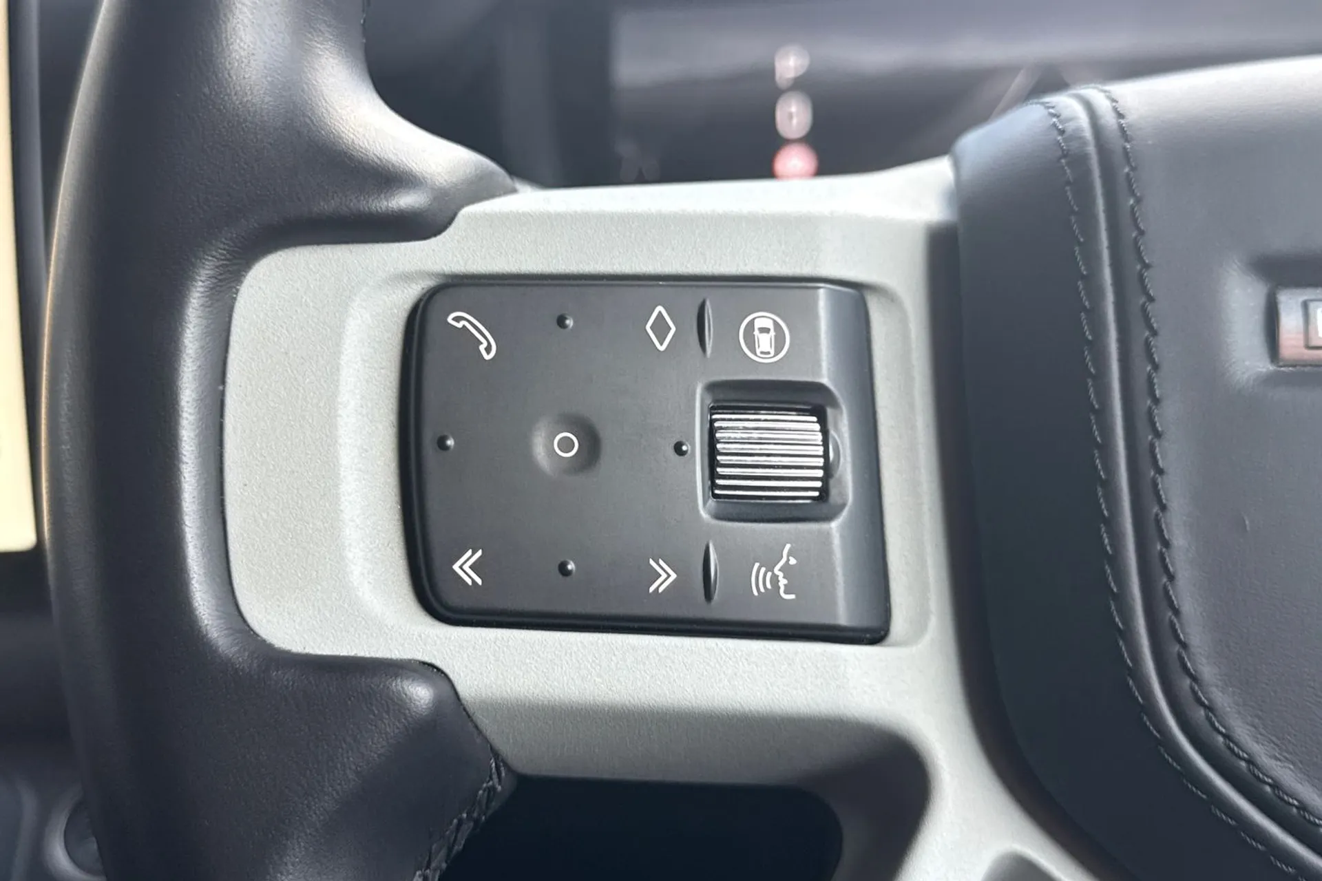 LAND ROVER DEFENDER thumbnail image number 35