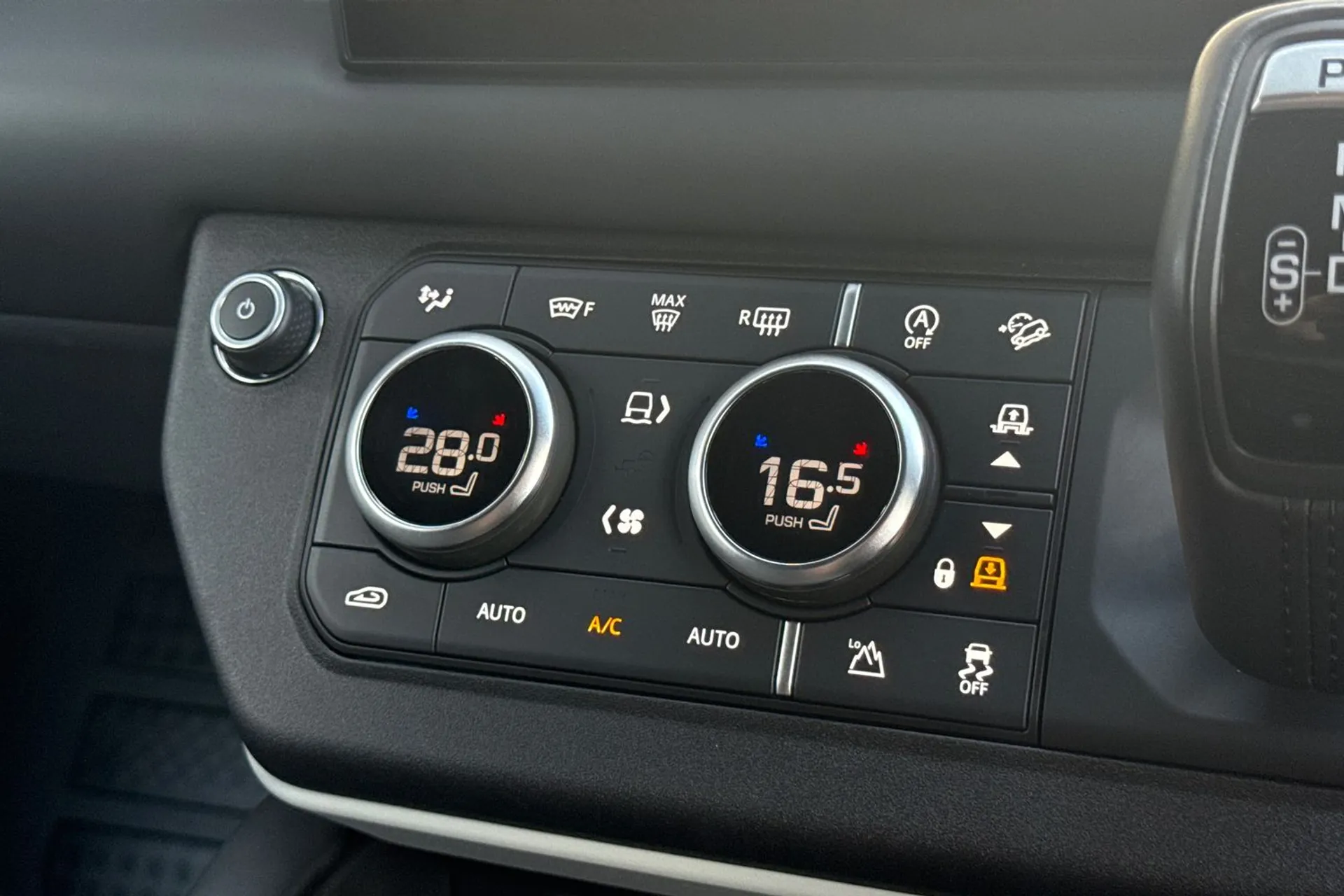 LAND ROVER DEFENDER thumbnail image number 34