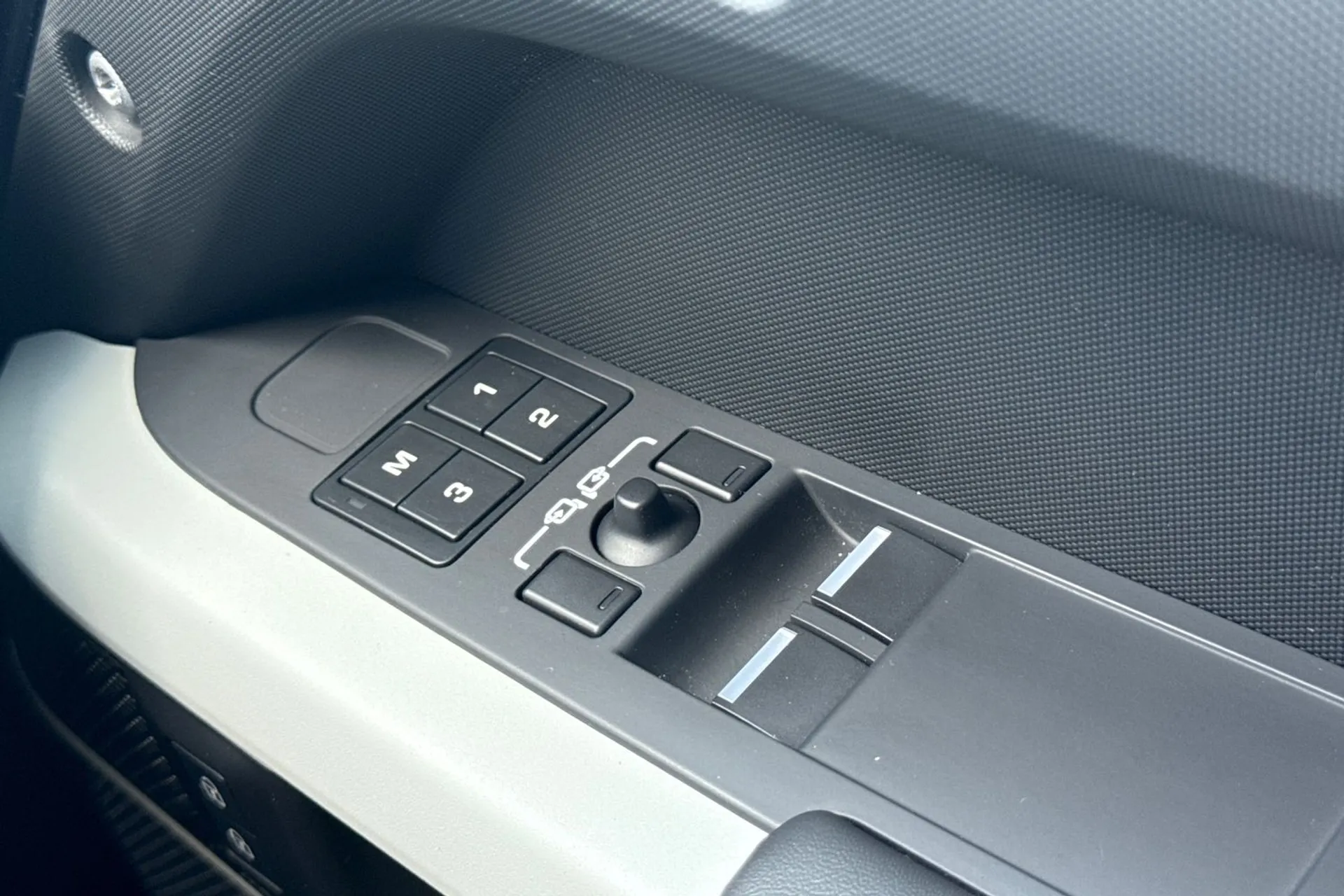 LAND ROVER DEFENDER thumbnail image number 69