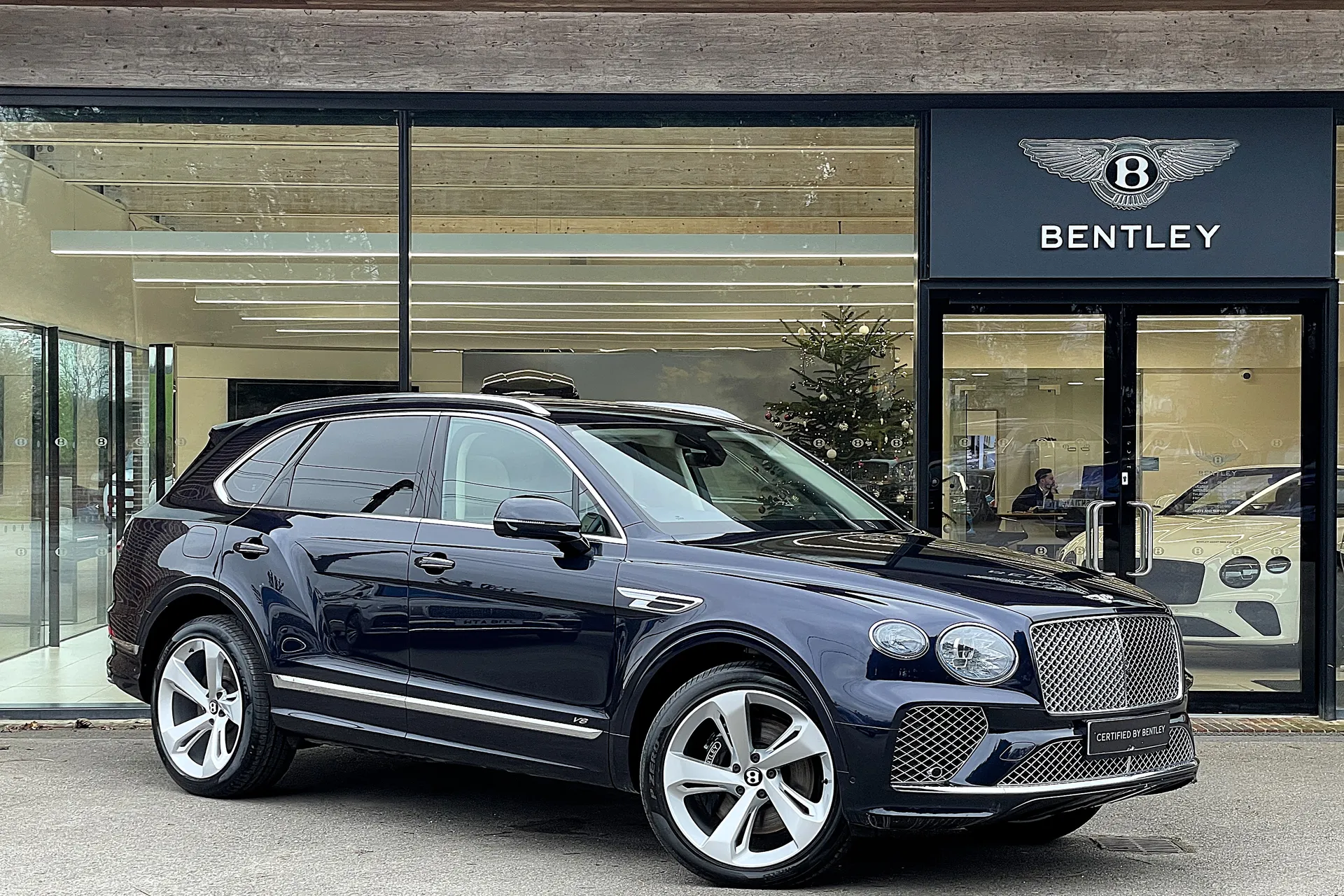 Bentley BENTAYGA focused image