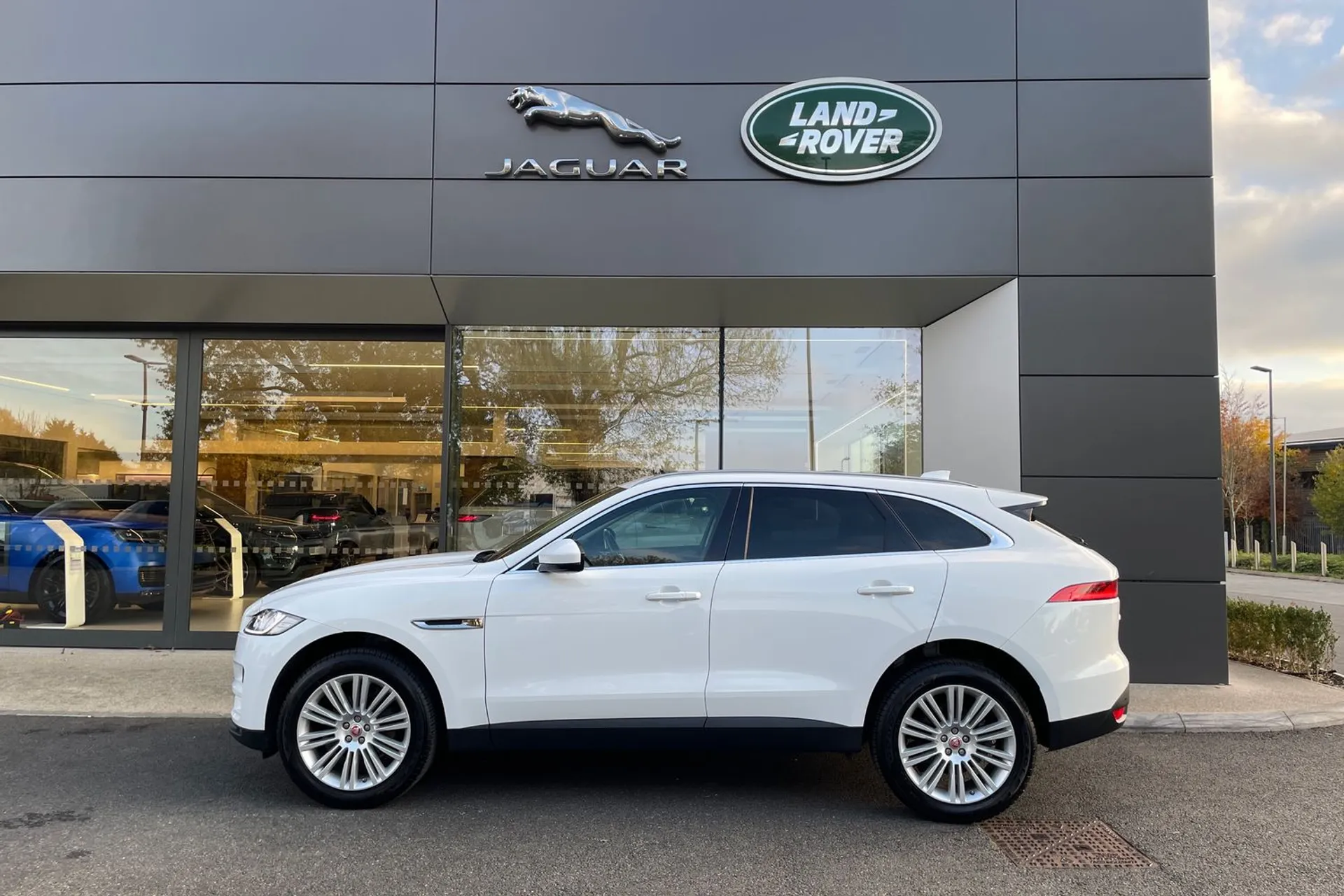 Jaguar F-PACE thumbnail image number 25