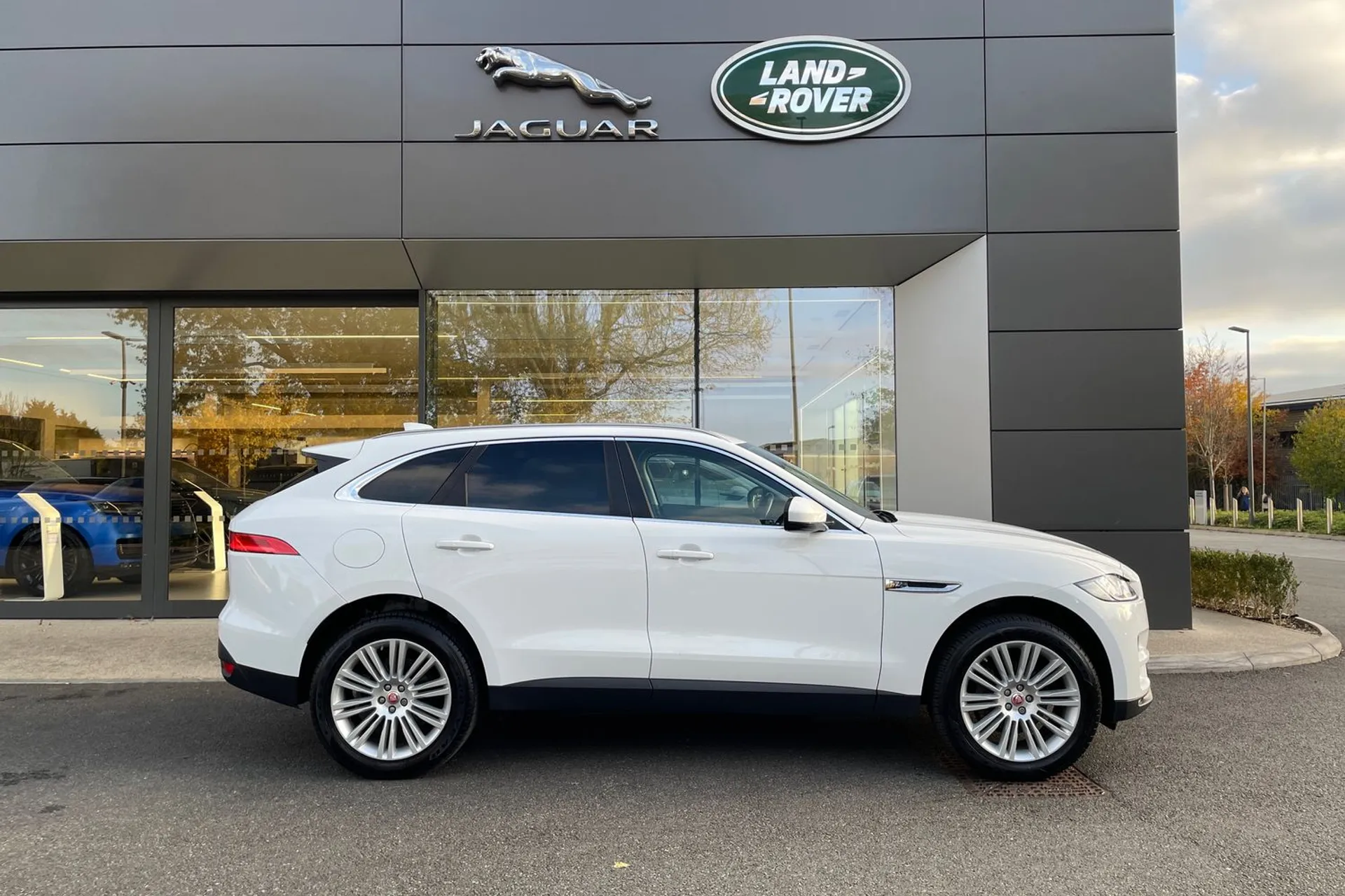 Jaguar F-PACE thumbnail image number 2