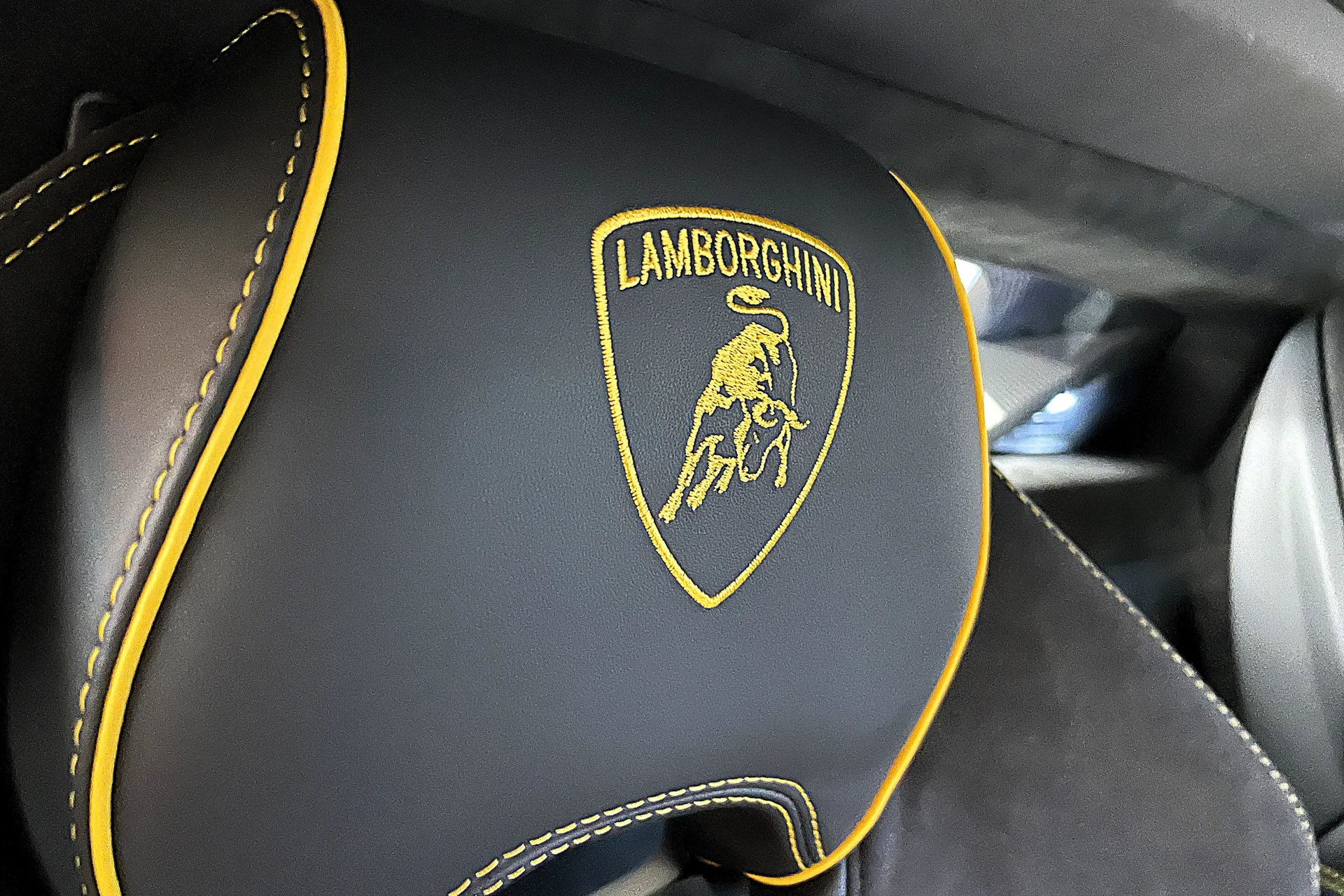 LAMBORGHINI HURACAN thumbnail image number 6