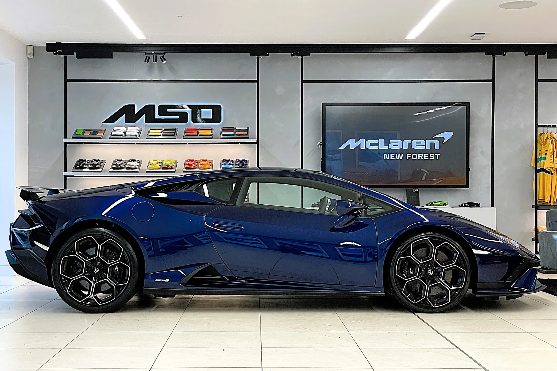 LAMBORGHINI HURACAN thumbnail image number 2