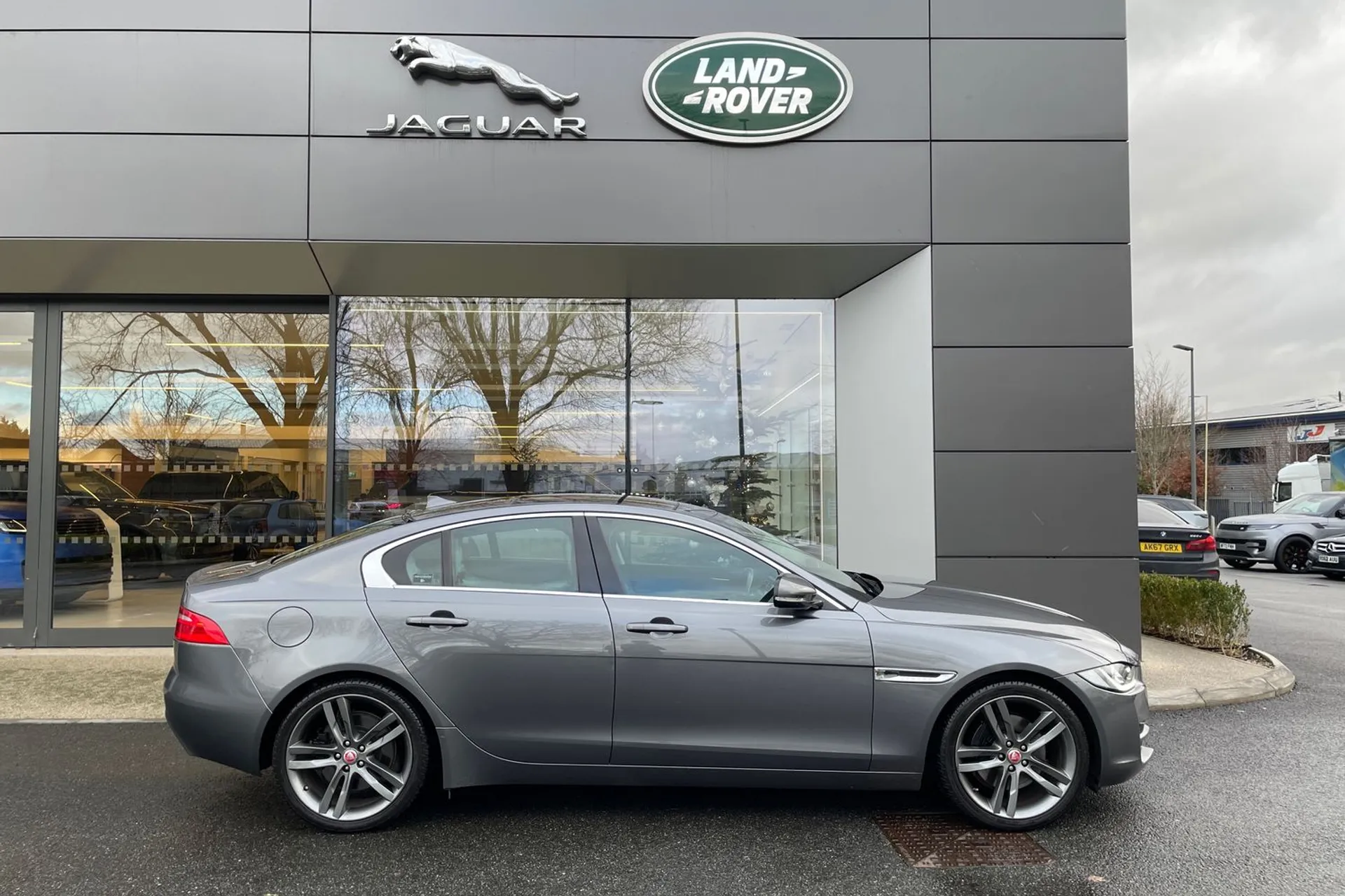 Jaguar XE thumbnail image number 2